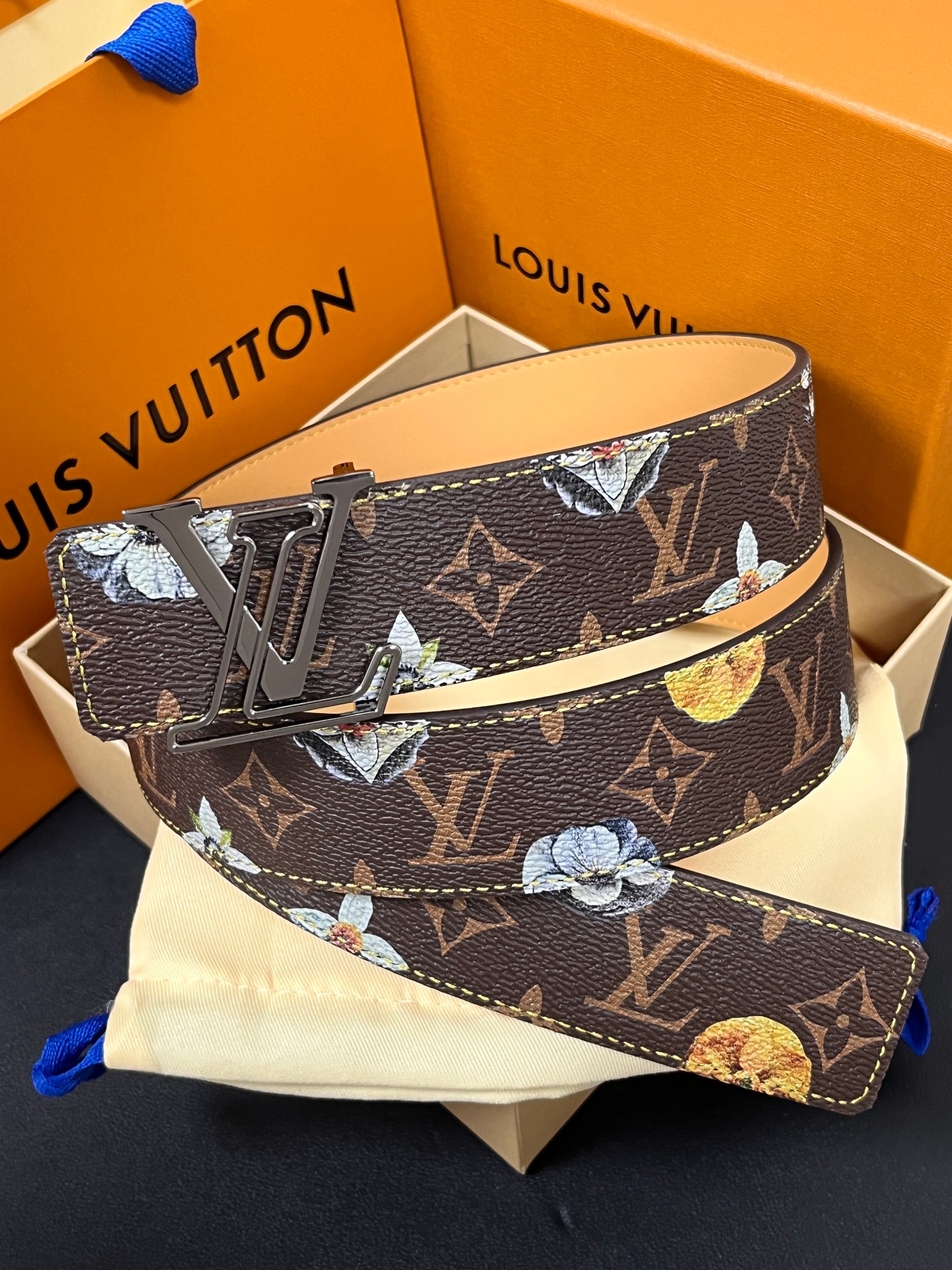 当季新款，LV Initiales Monogram Flower系列40毫米可翻转腰带重新诠释了经典的
