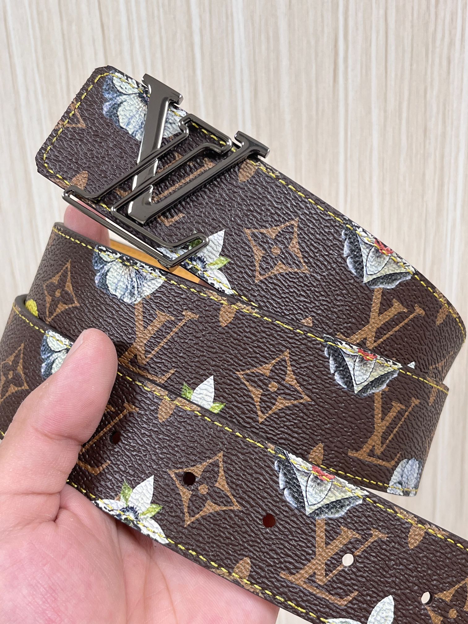 当季新款，LV Initiales Monogram Flower系列40毫米可翻转腰带重新诠释了经典的