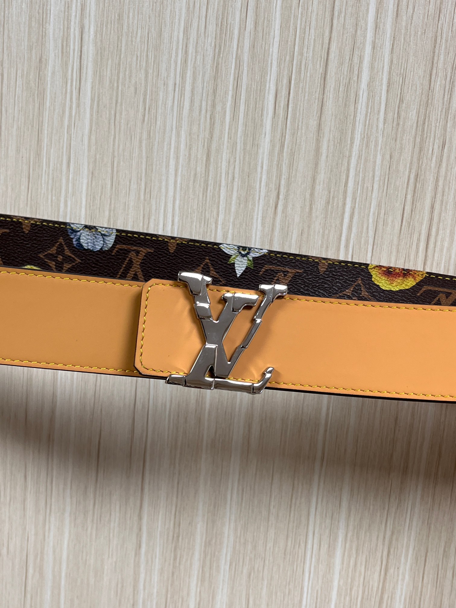 当季新款，LV Initiales Monogram Flower系列40毫米可翻转腰带重新诠释了经典的