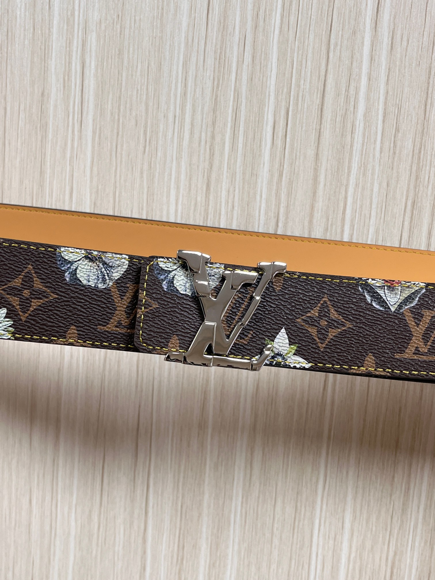 当季新款，LV Initiales Monogram Flower系列40毫米可翻转腰带重新诠释了经典的