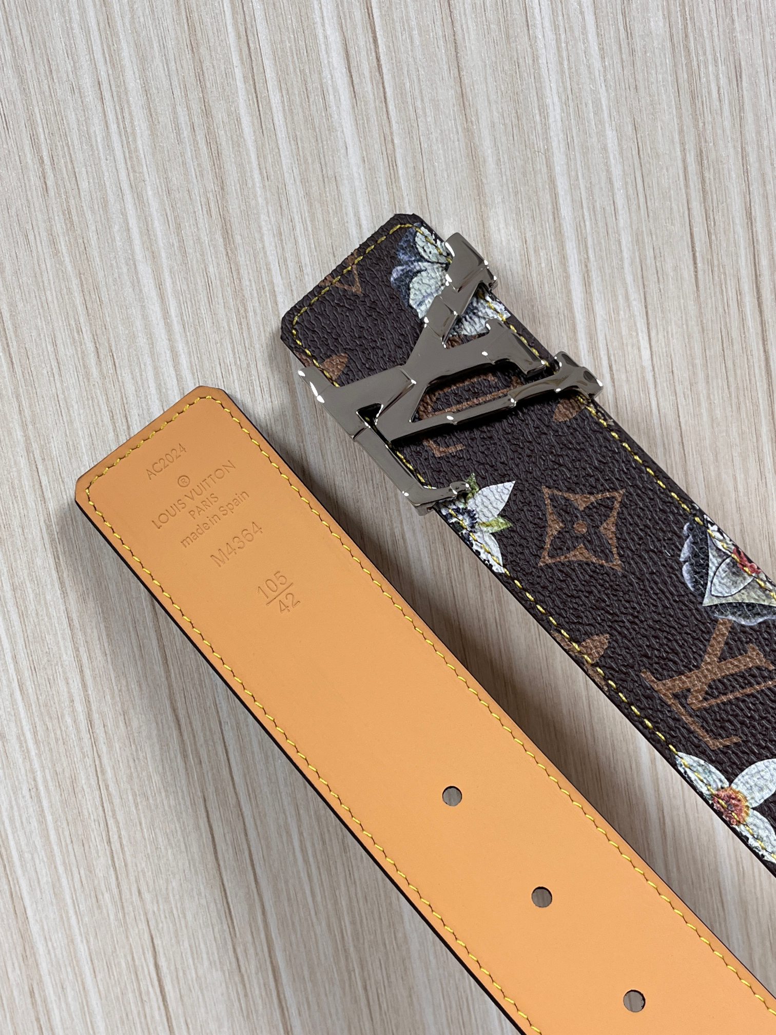 当季新款，LV Initiales Monogram Flower系列40毫米可翻转腰带重新诠释了经典的