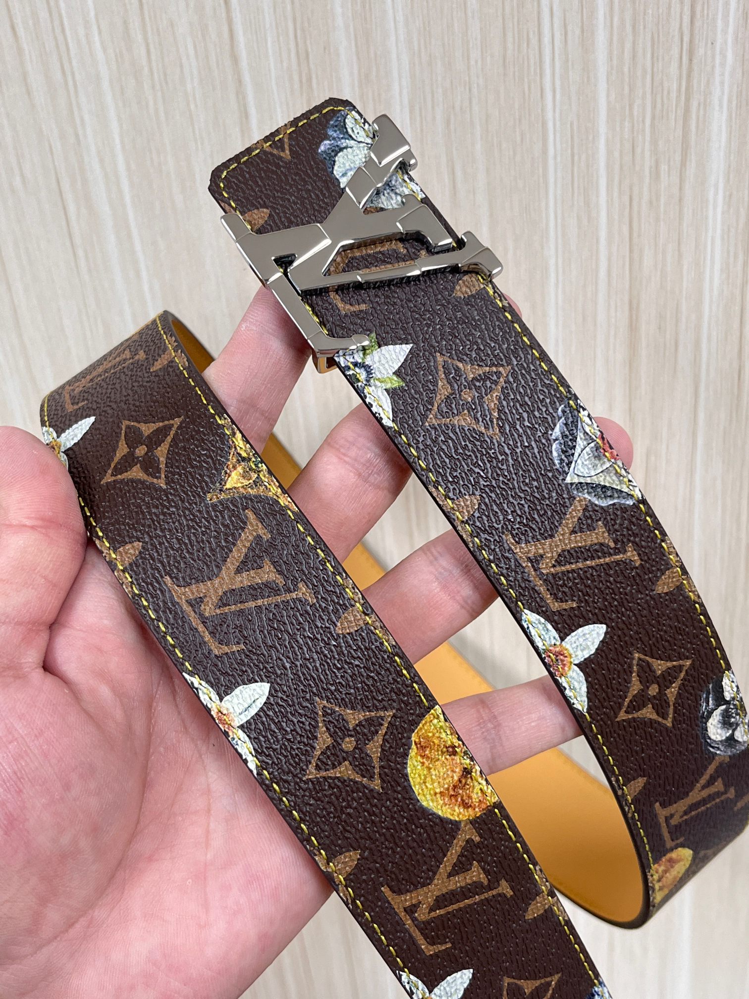 当季新款，LV Initiales Monogram Flower系列40毫米可翻转腰带重新诠释了经典的