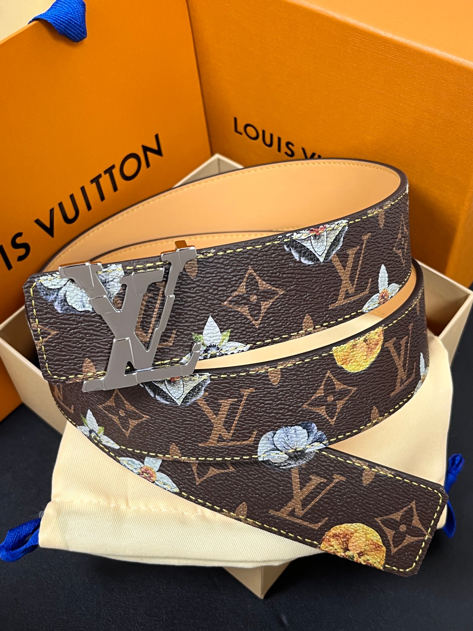 当季新款，LV Initiales Monogram Flower系列40毫米可翻转腰带重新诠释了经典的