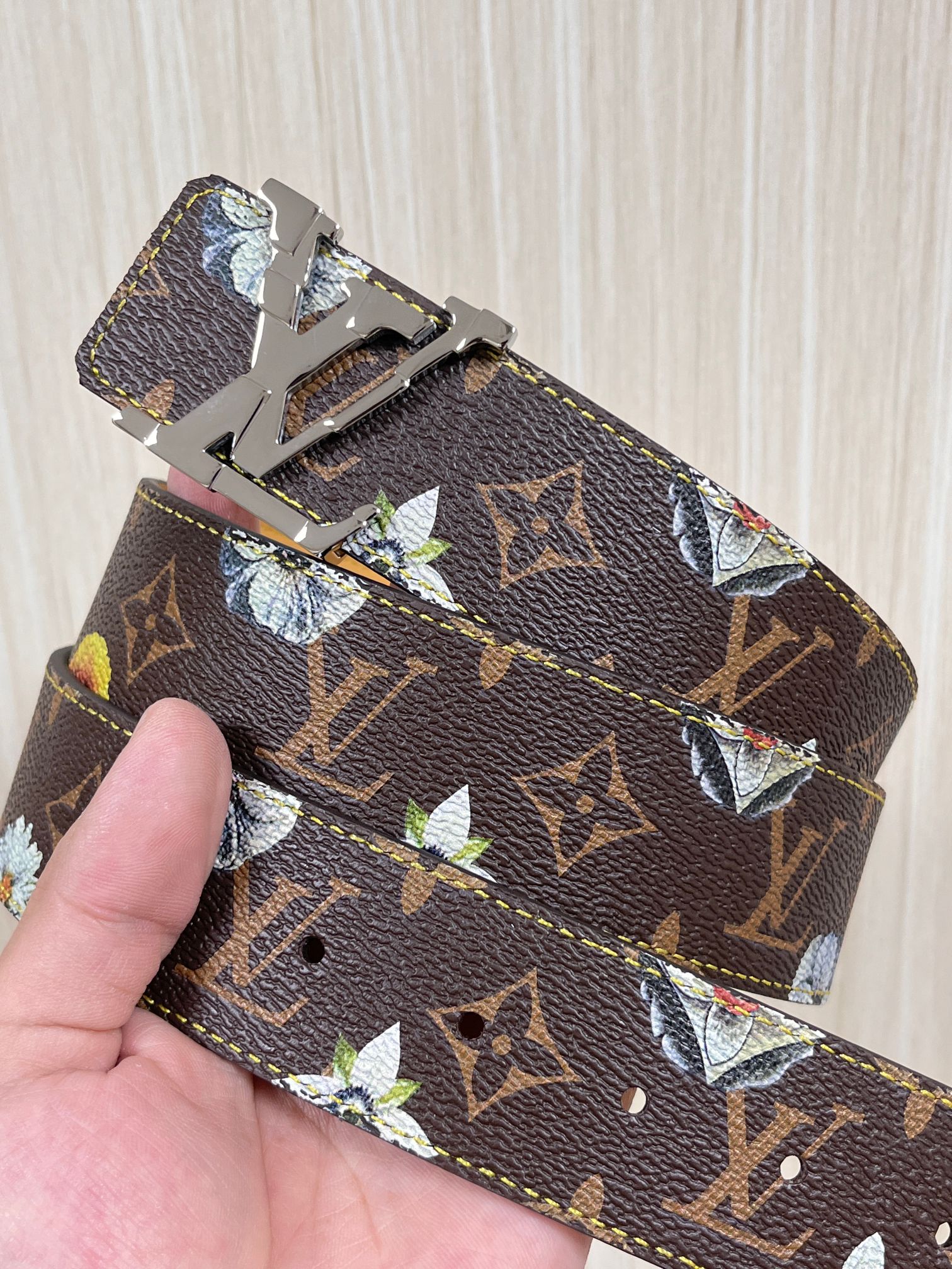 当季新款，LV Initiales Monogram Flower系列40毫米可翻转腰带重新诠释了经典的