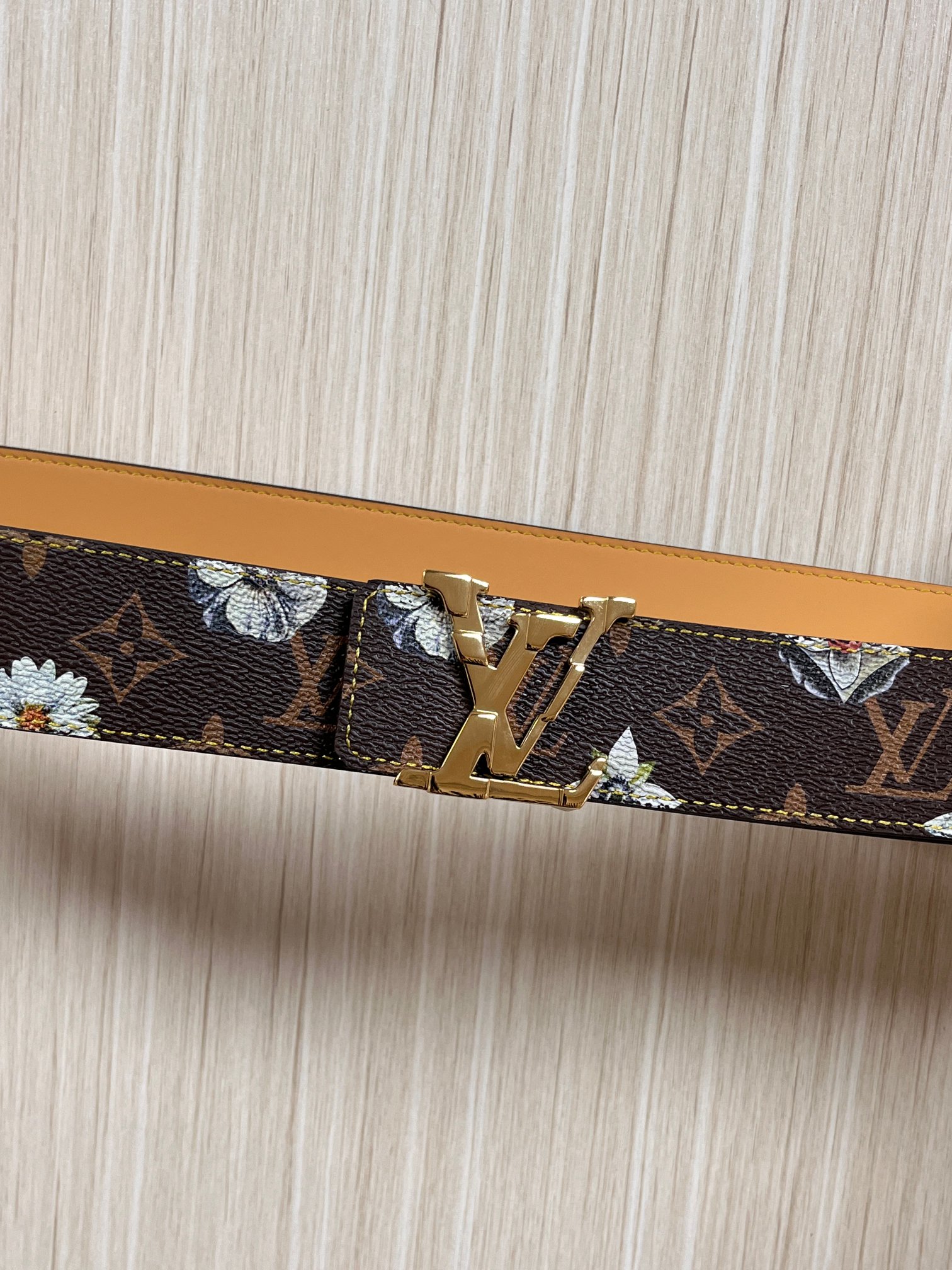 当季新款，LV Initiales Monogram Flower系列40毫米可翻转腰带重新诠释了经典的
