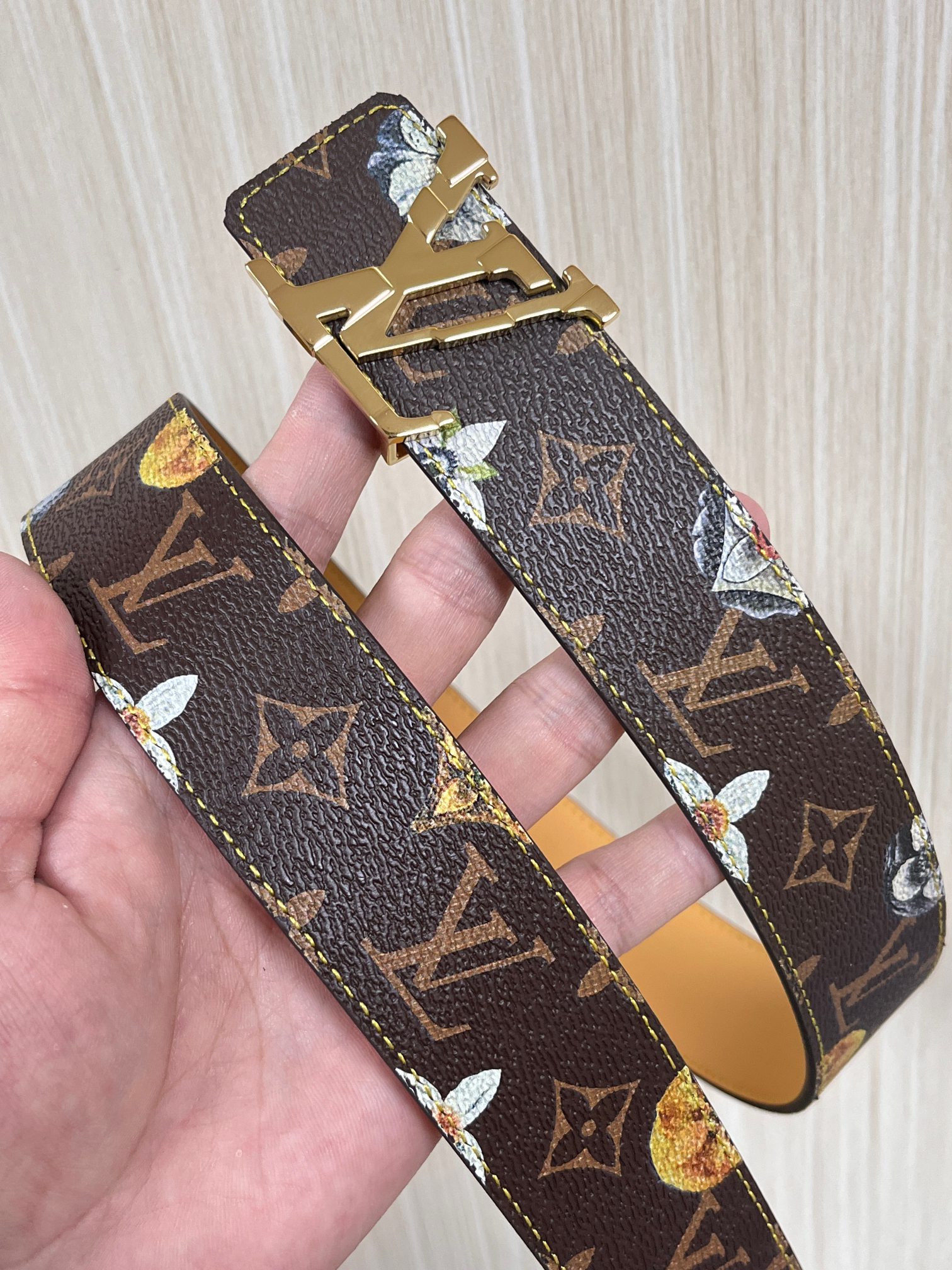 当季新款，LV Initiales Monogram Flower系列40毫米可翻转腰带重新诠释了经典的