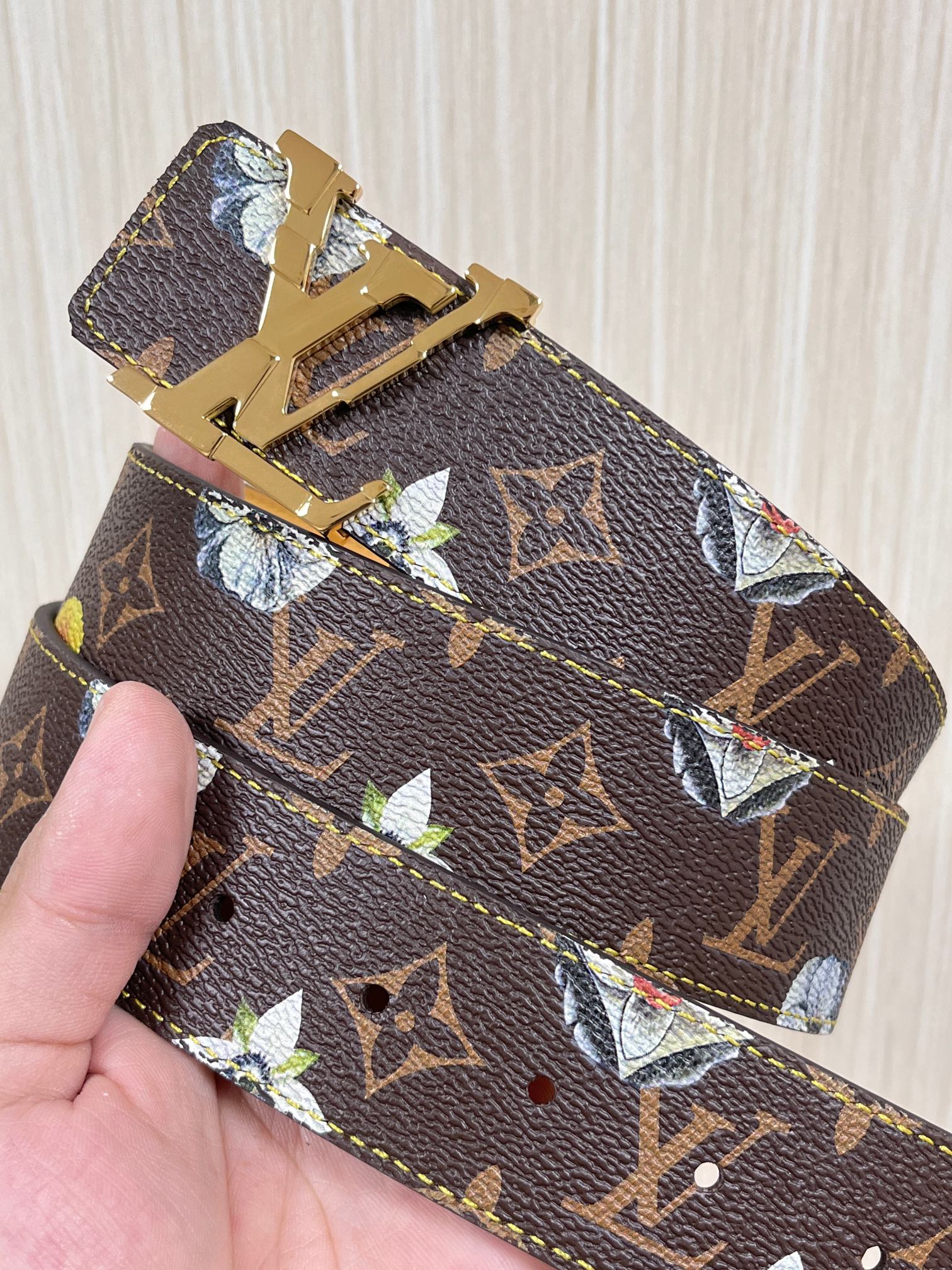当季新款，LV Initiales Monogram Flower系列40毫米可翻转腰带重新诠释了经典的