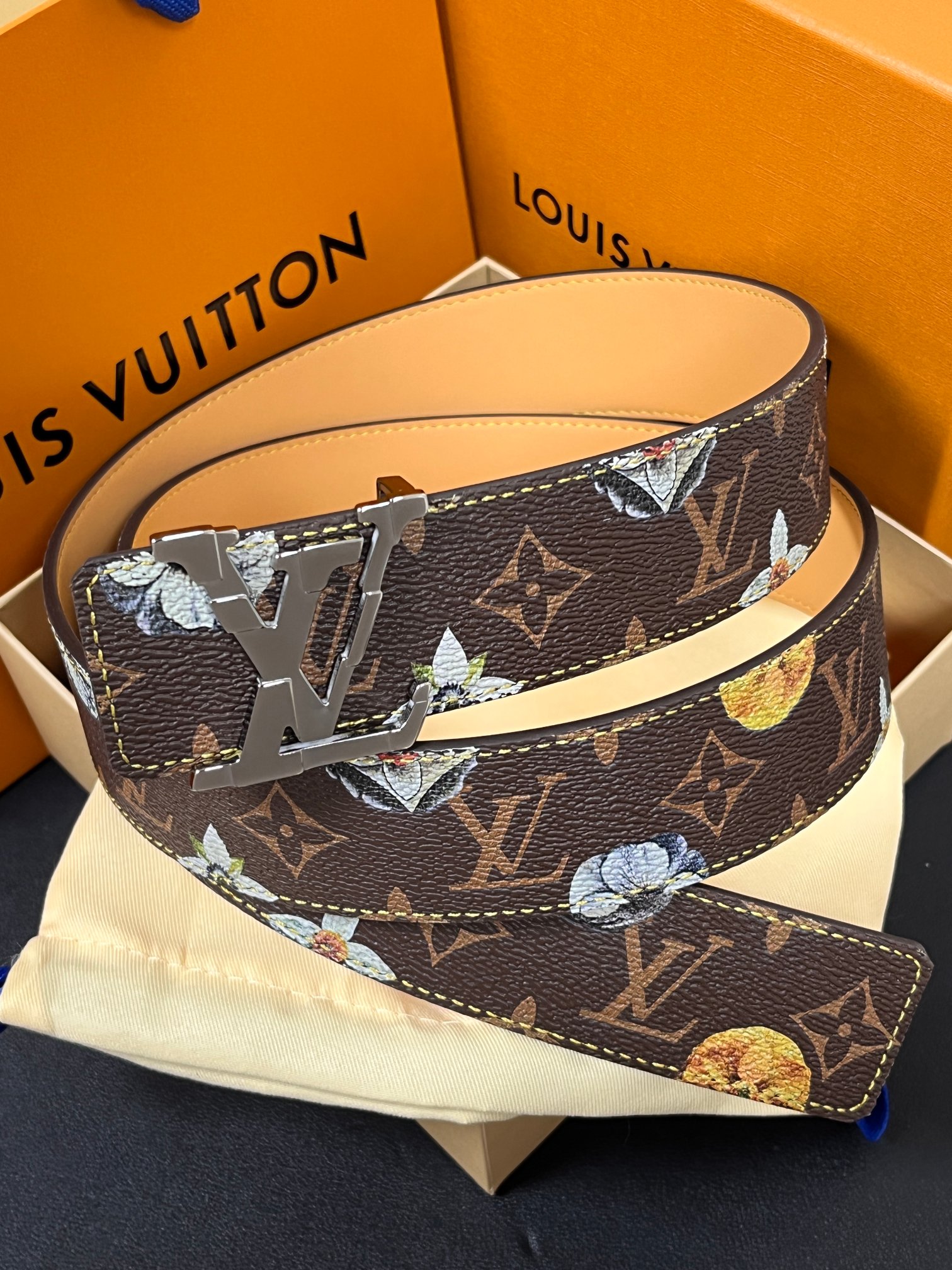 当季新款，LV Initiales Monogram Flower系列40毫米可翻转腰带重新诠释了经典的