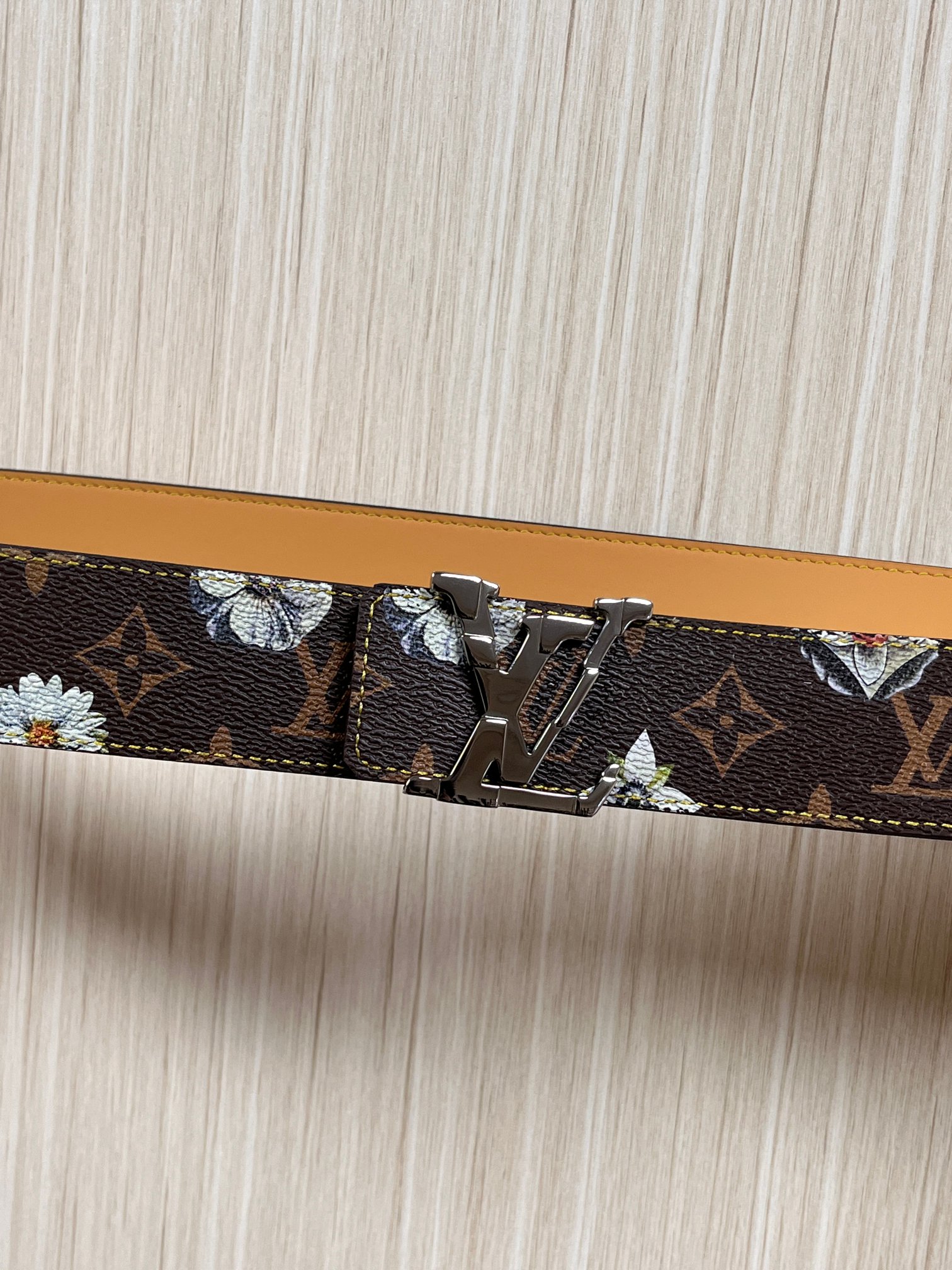 当季新款，LV Initiales Monogram Flower系列40毫米可翻转腰带重新诠释了经典的