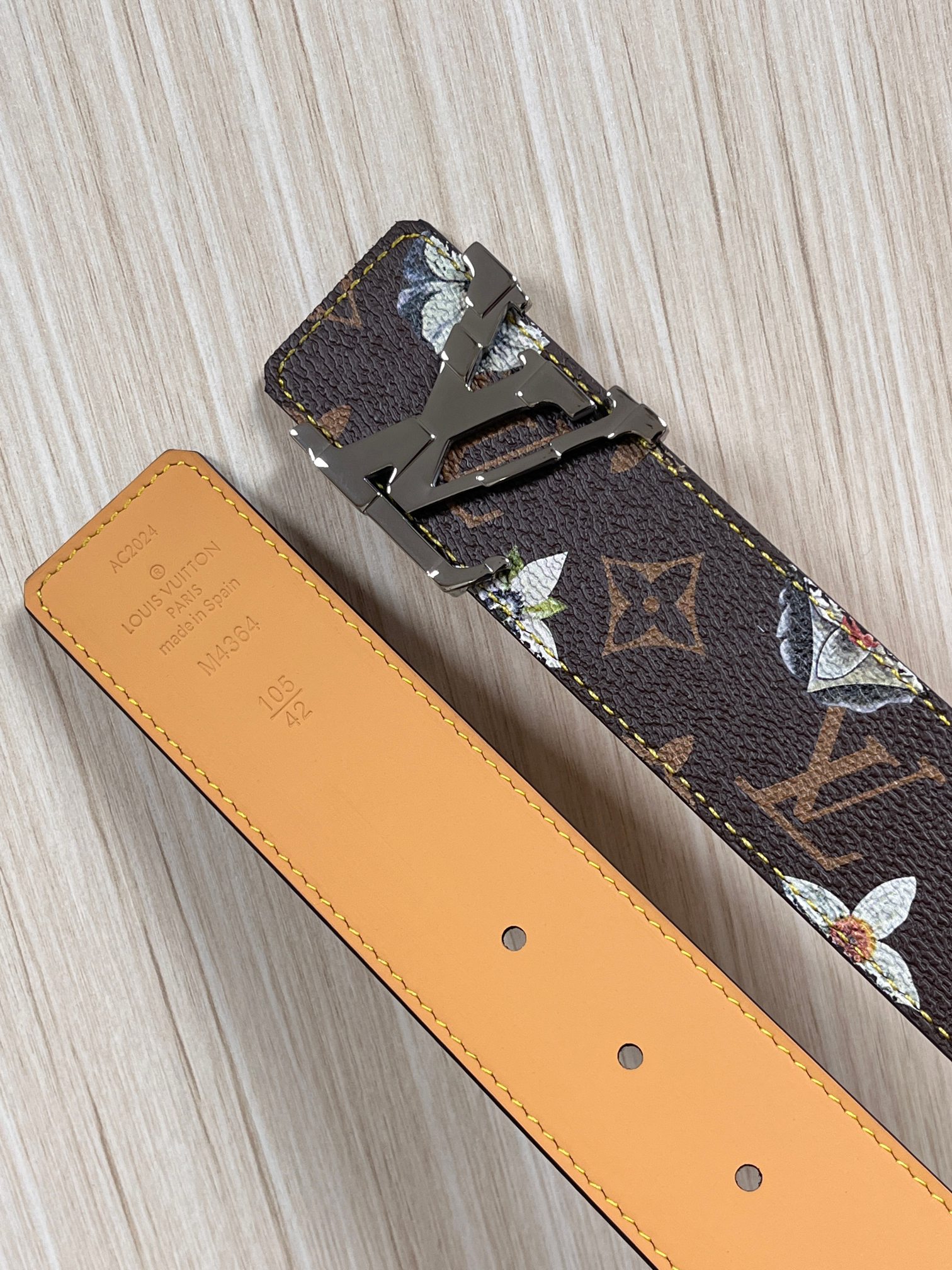 当季新款，LV Initiales Monogram Flower系列40毫米可翻转腰带重新诠释了经典的