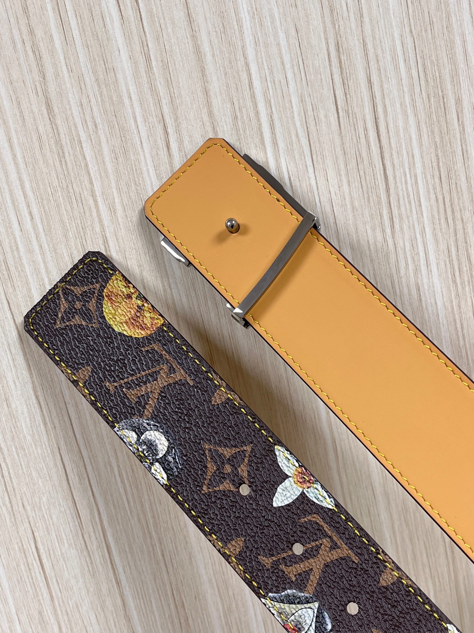 当季新款，LV Initiales Monogram Flower系列40毫米可翻转腰带重新诠释了经典的