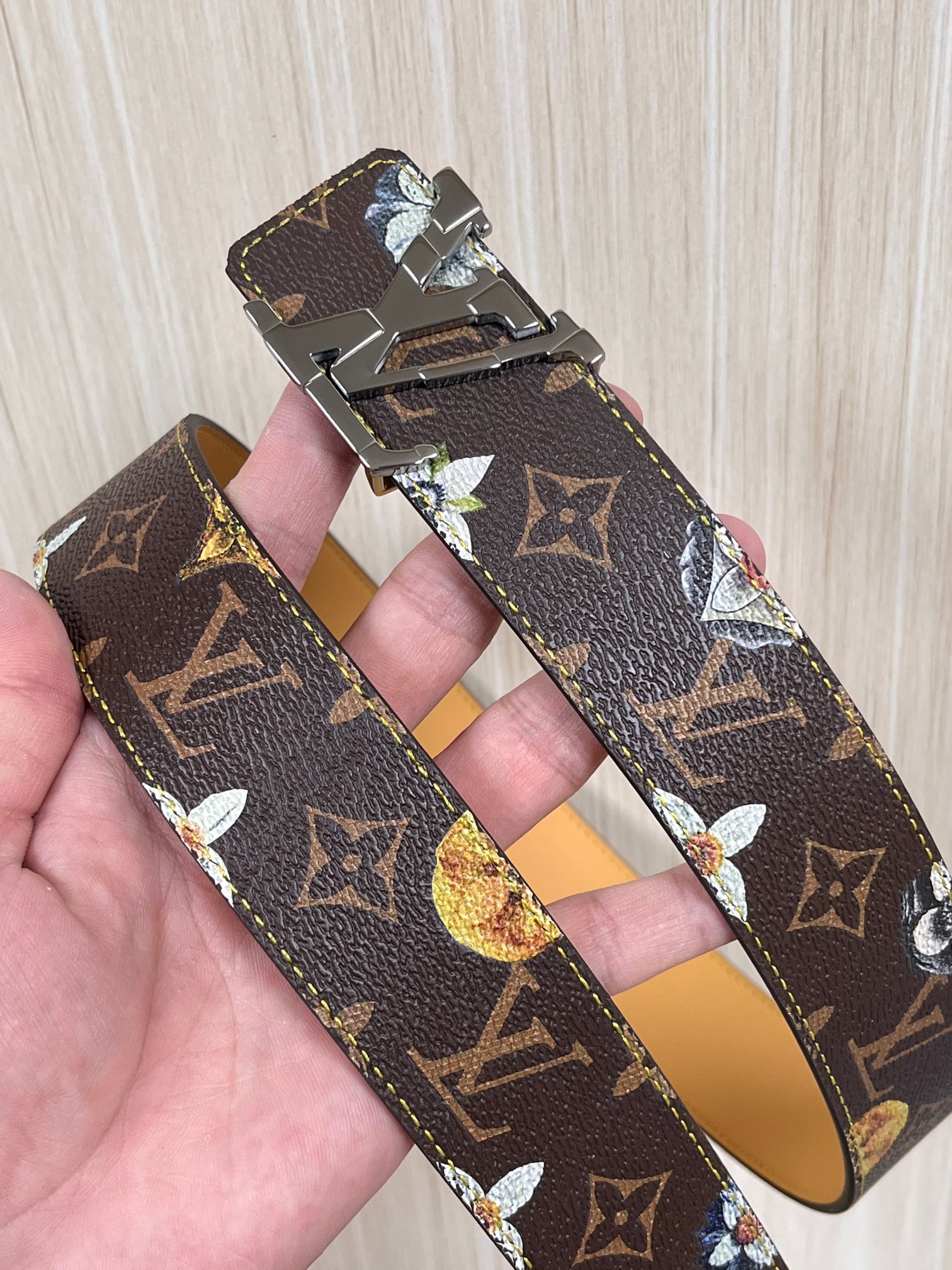 当季新款，LV Initiales Monogram Flower系列40毫米可翻转腰带重新诠释了经典的