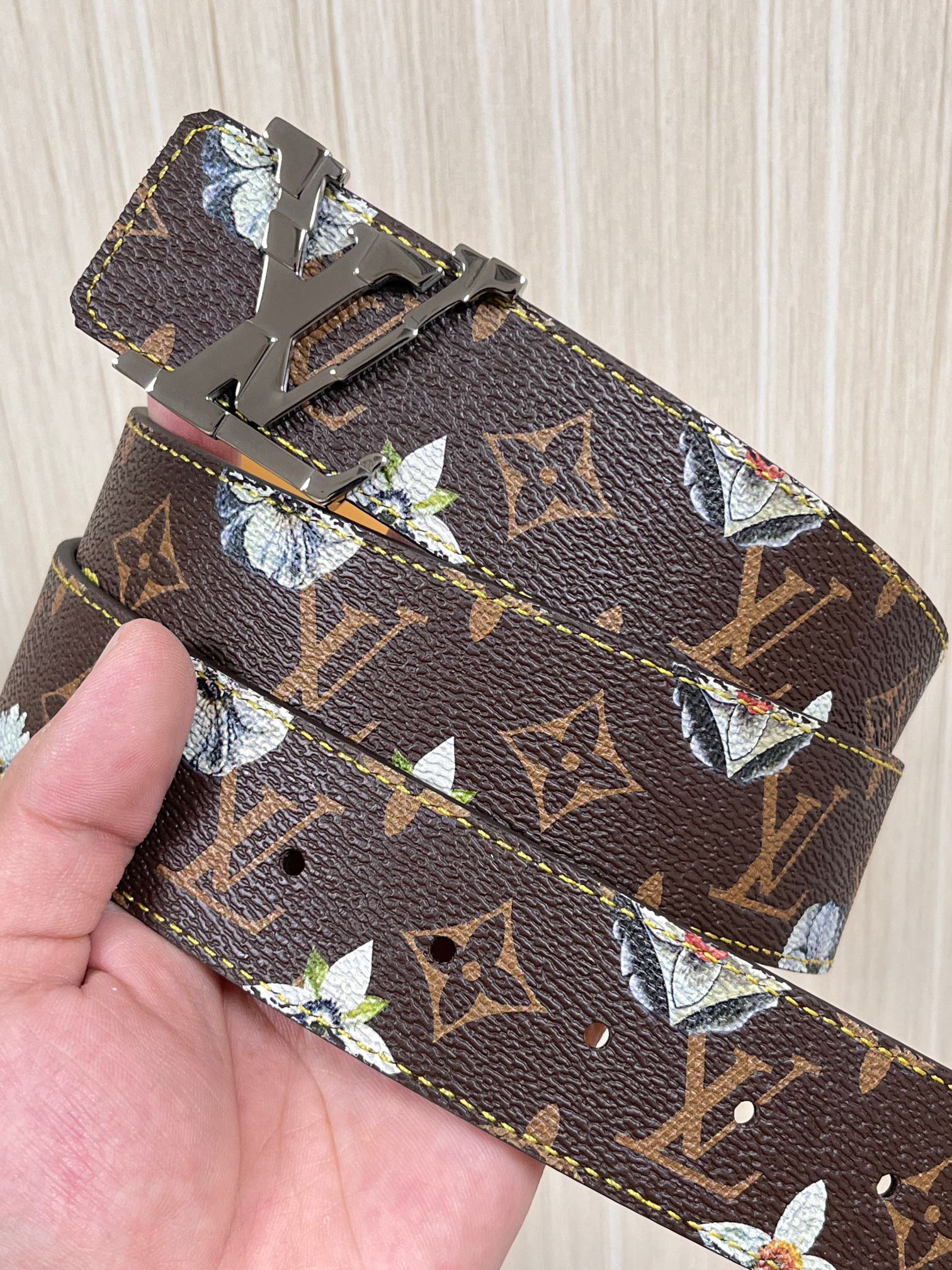 当季新款，LV Initiales Monogram Flower系列40毫米可翻转腰带重新诠释了经典的