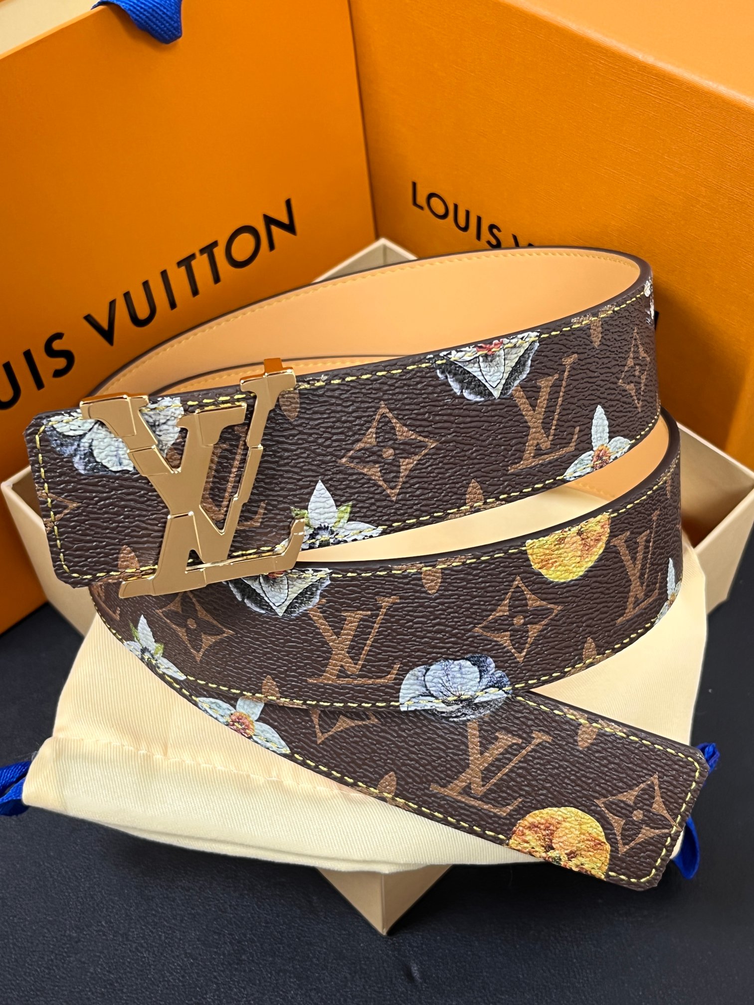 当季新款，LV Initiales Monogram Flower系列40毫米可翻转腰带重新诠释了经典的