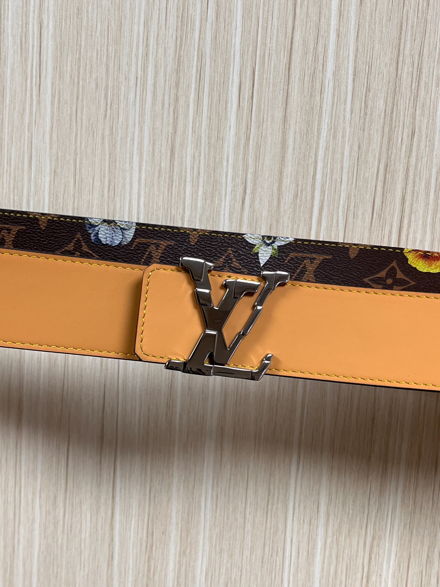 当季新款，LV Initiales Monogram Flower系列40毫米可翻转腰带重新诠释了经典的