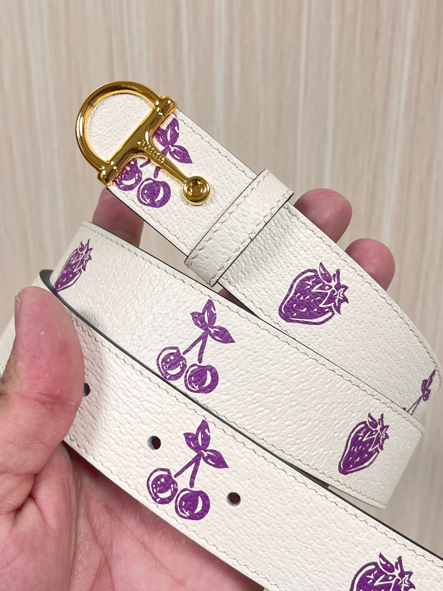 当季新款，春夏系列，品牌标志性的GG钻标识经重新诠释后，草莓，樱桃 印花米色进口牛皮，以光彩夺目的调呈现