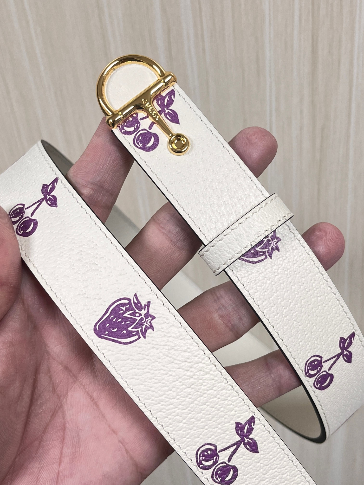 当季新款，春夏系列，品牌标志性的GG钻标识经重新诠释后，草莓，樱桃 印花米色进口牛皮，以光彩夺目的调呈现