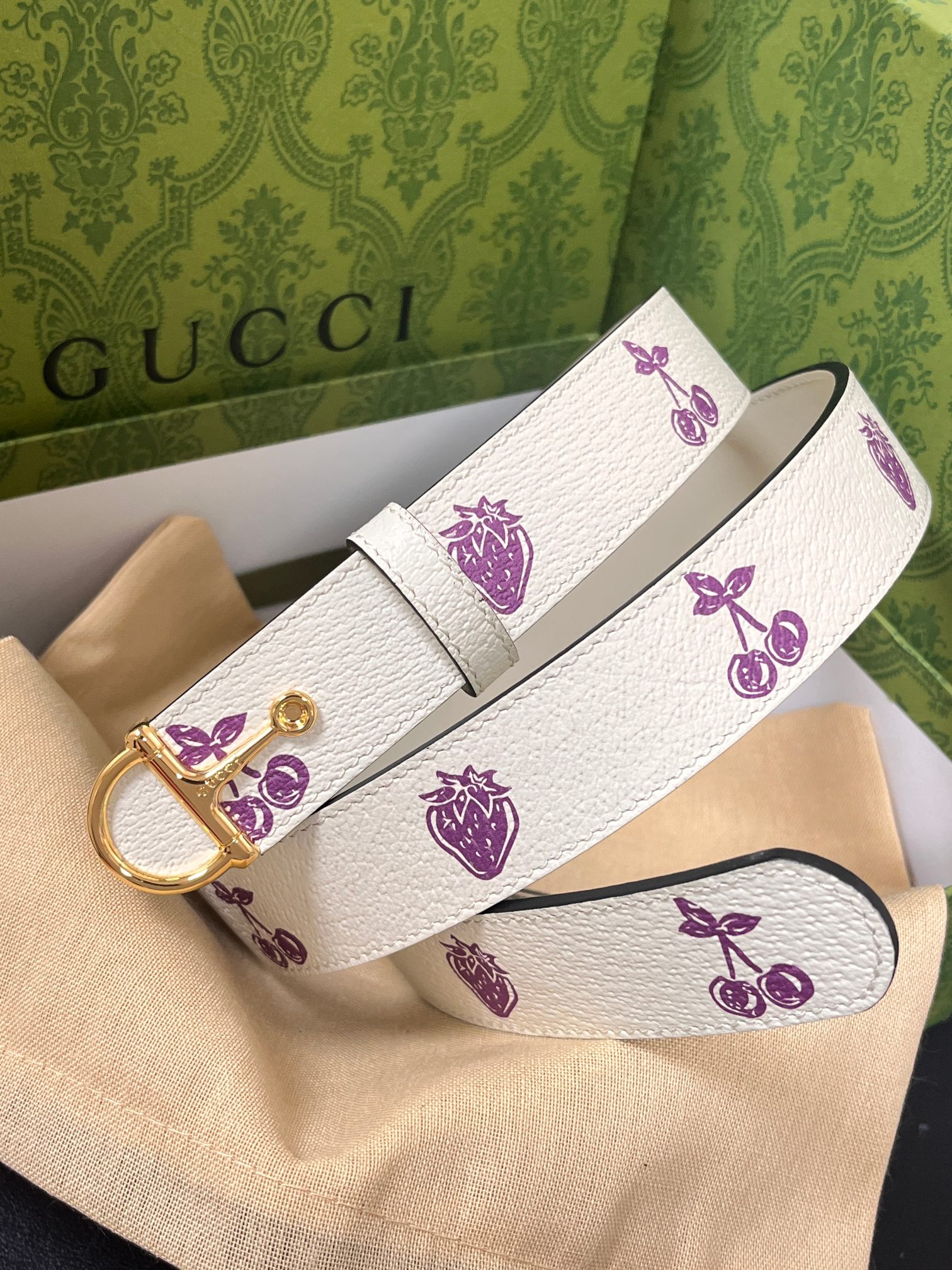 当季新款，春夏系列，品牌标志性的GG钻标识经重新诠释后，草莓，樱桃 印花米色进口牛皮，以光彩夺目的调呈现