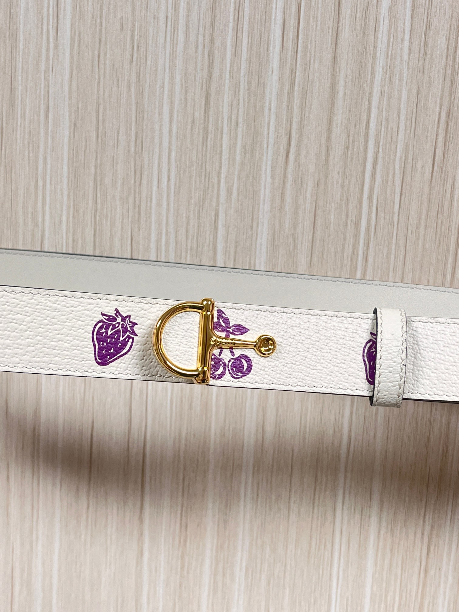 当季新款，春夏系列，品牌标志性的GG钻标识经重新诠释后，草莓，樱桃 印花米色进口牛皮，以光彩夺目的调呈现