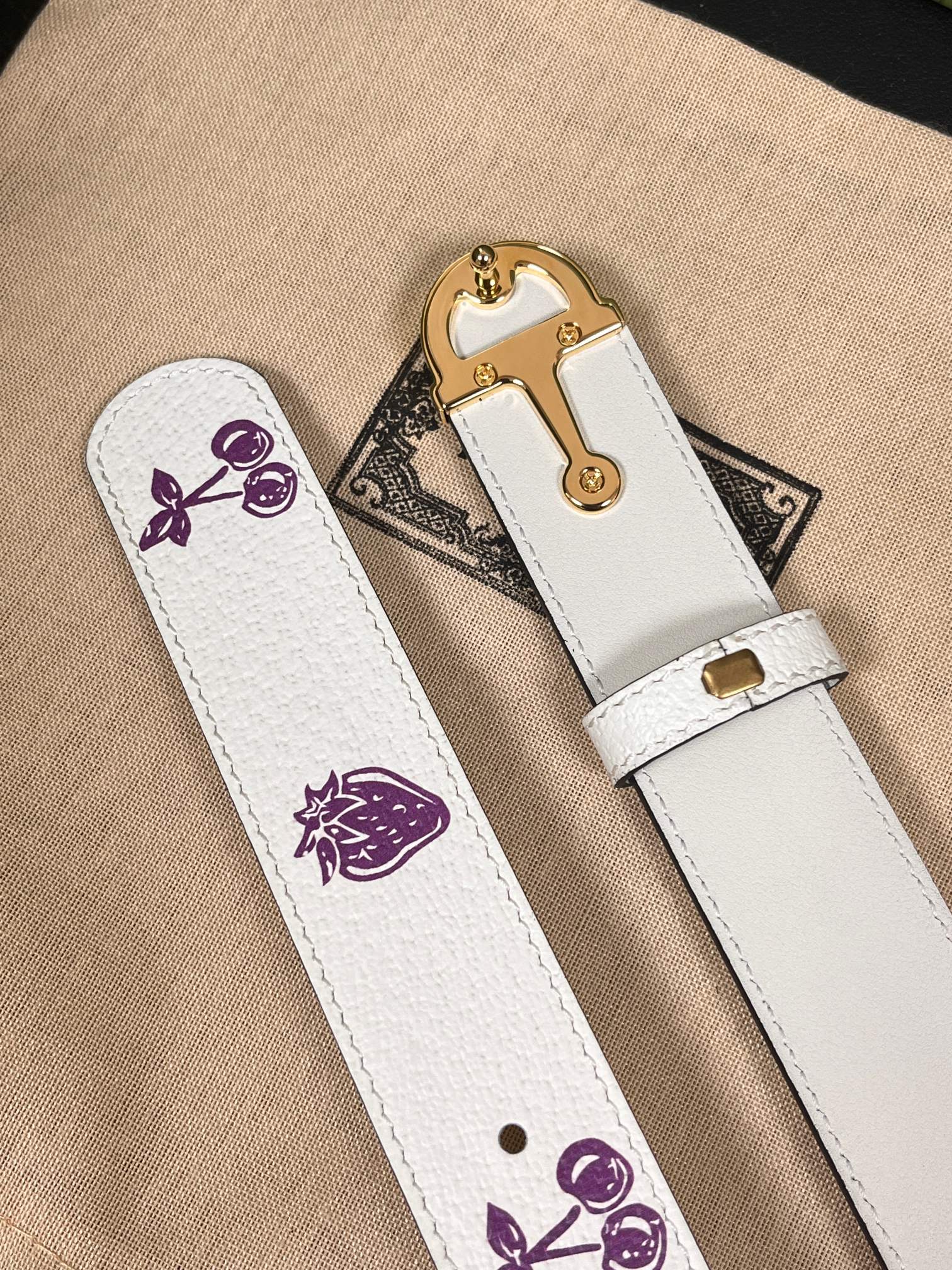 当季新款，春夏系列，品牌标志性的GG钻标识经重新诠释后，草莓，樱桃 印花米色进口牛皮，以光彩夺目的调呈现