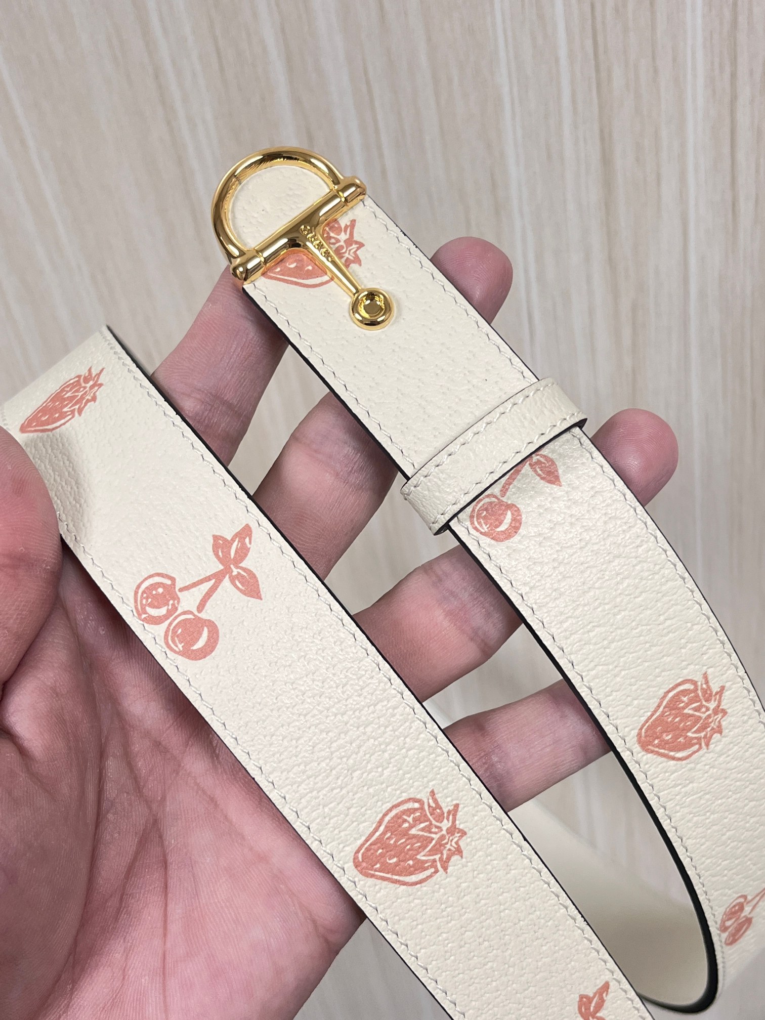 当季新款，春夏系列，品牌标志性的GG钻标识经重新诠释后，草莓，樱桃 印花米色进口牛皮，以光彩夺目的调呈现