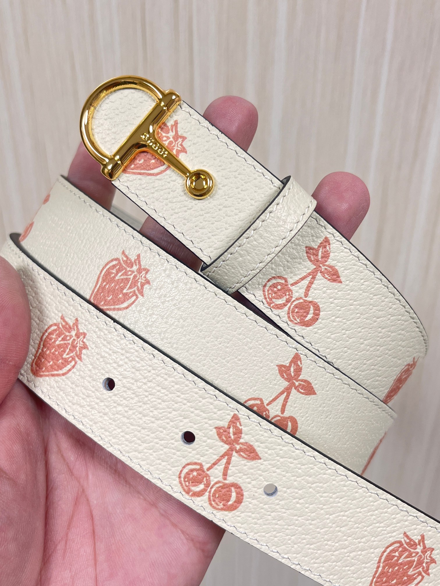 当季新款，春夏系列，品牌标志性的GG钻标识经重新诠释后，草莓，樱桃 印花米色进口牛皮，以光彩夺目的调呈现