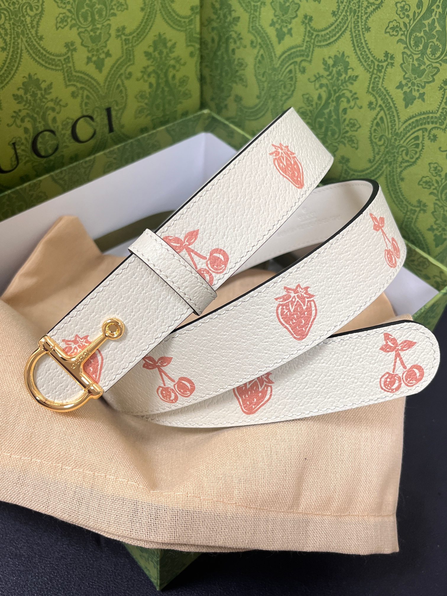 当季新款，春夏系列，品牌标志性的GG钻标识经重新诠释后，草莓，樱桃 印花米色进口牛皮，以光彩夺目的调呈现