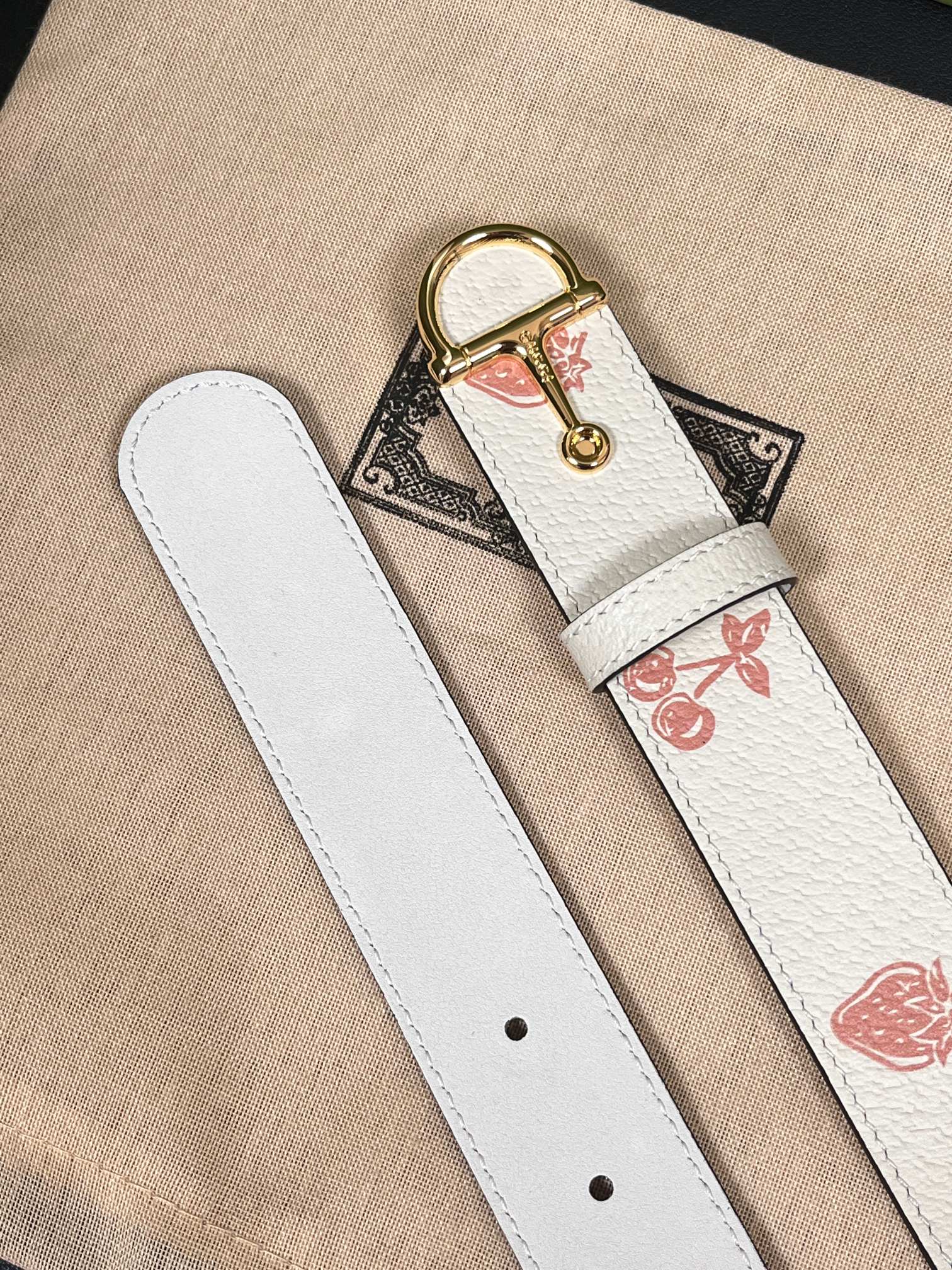 当季新款，春夏系列，品牌标志性的GG钻标识经重新诠释后，草莓，樱桃 印花米色进口牛皮，以光彩夺目的调呈现