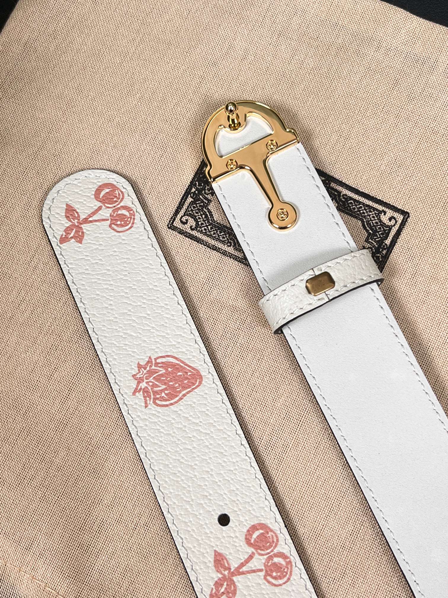 当季新款，春夏系列，品牌标志性的GG钻标识经重新诠释后，草莓，樱桃 印花米色进口牛皮，以光彩夺目的调呈现