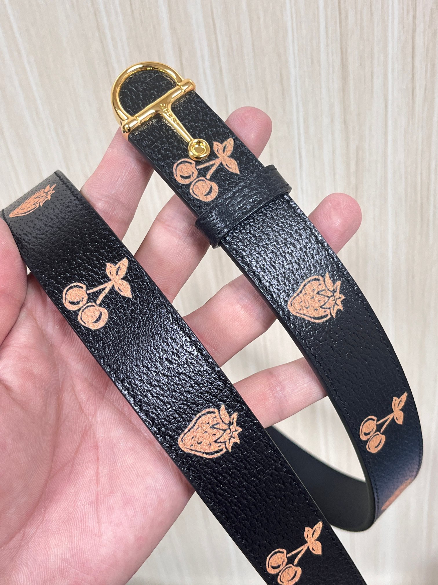 当季新款，春夏系列，品牌标志性的GG钻标识经重新诠释后，草莓，樱桃 印花黑色进口牛皮，以光彩夺目的调呈现