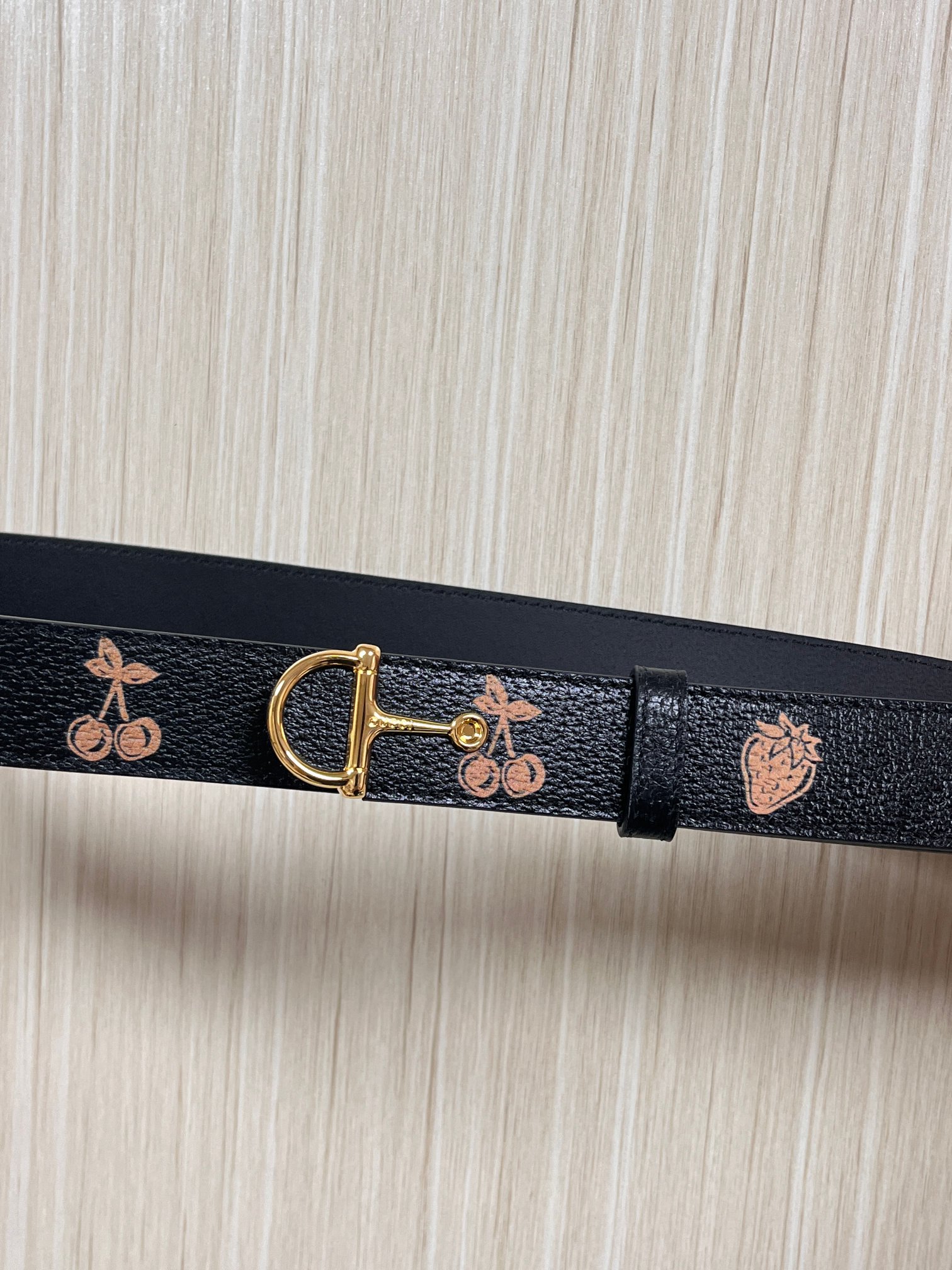 当季新款，春夏系列，品牌标志性的GG钻标识经重新诠释后，草莓，樱桃 印花黑色进口牛皮，以光彩夺目的调呈现