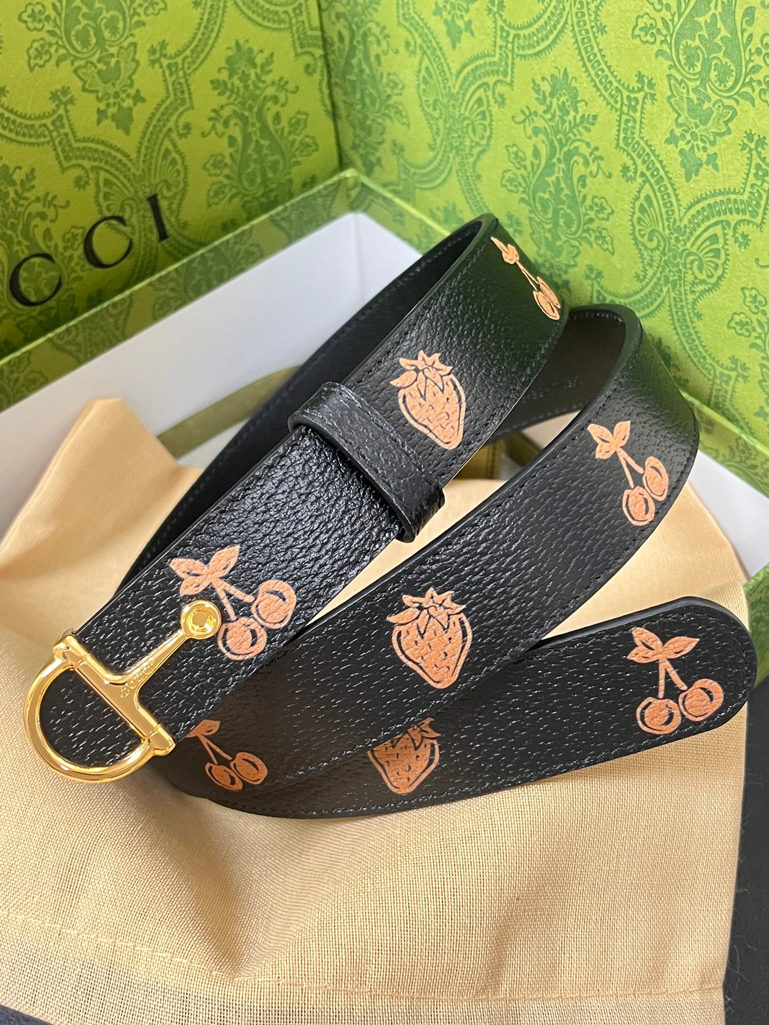 当季新款，春夏系列，品牌标志性的GG钻标识经重新诠释后，草莓，樱桃 印花黑色进口牛皮，以光彩夺目的调呈现