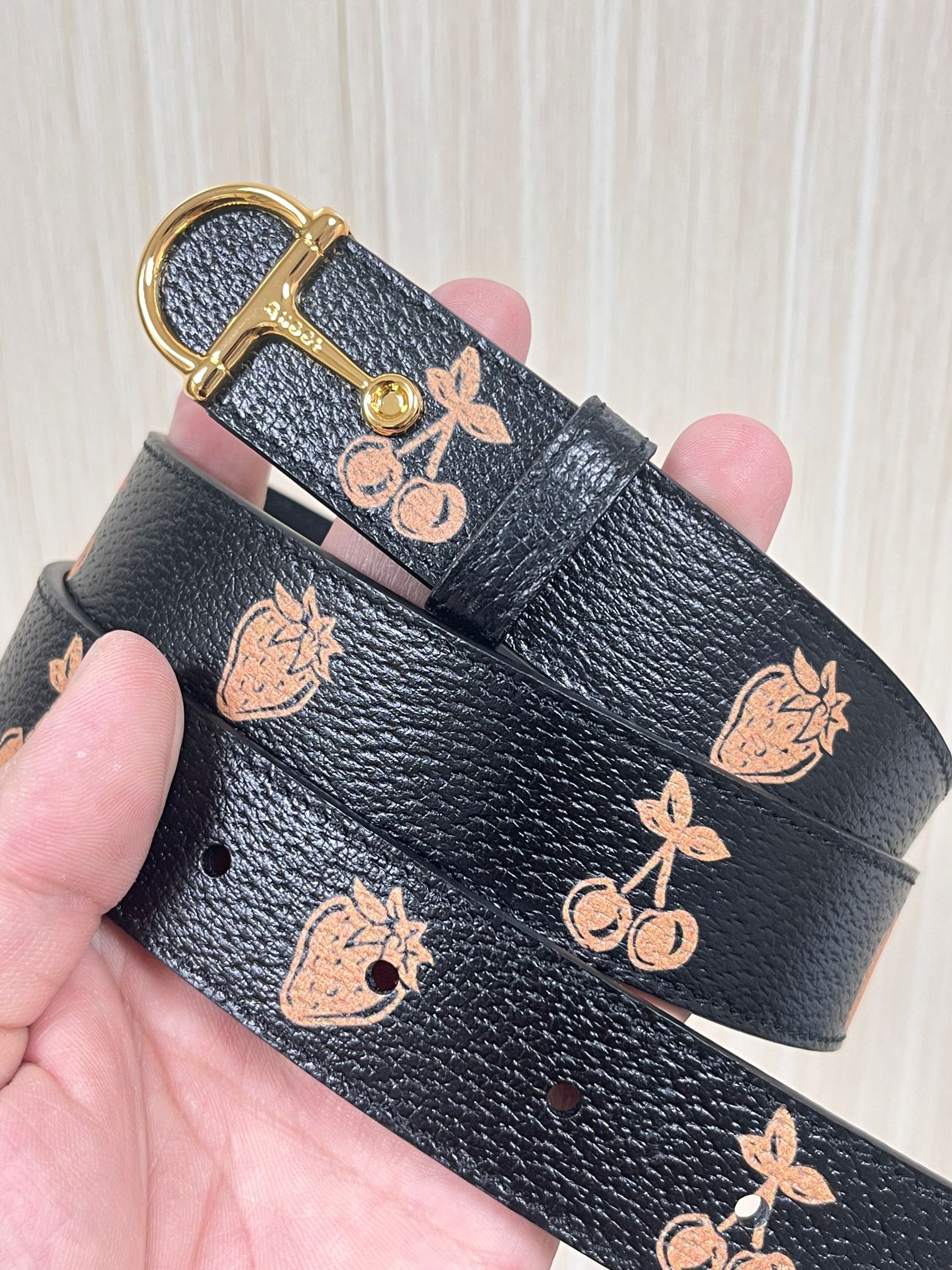 当季新款，春夏系列，品牌标志性的GG钻标识经重新诠释后，草莓，樱桃 印花黑色进口牛皮，以光彩夺目的调呈现