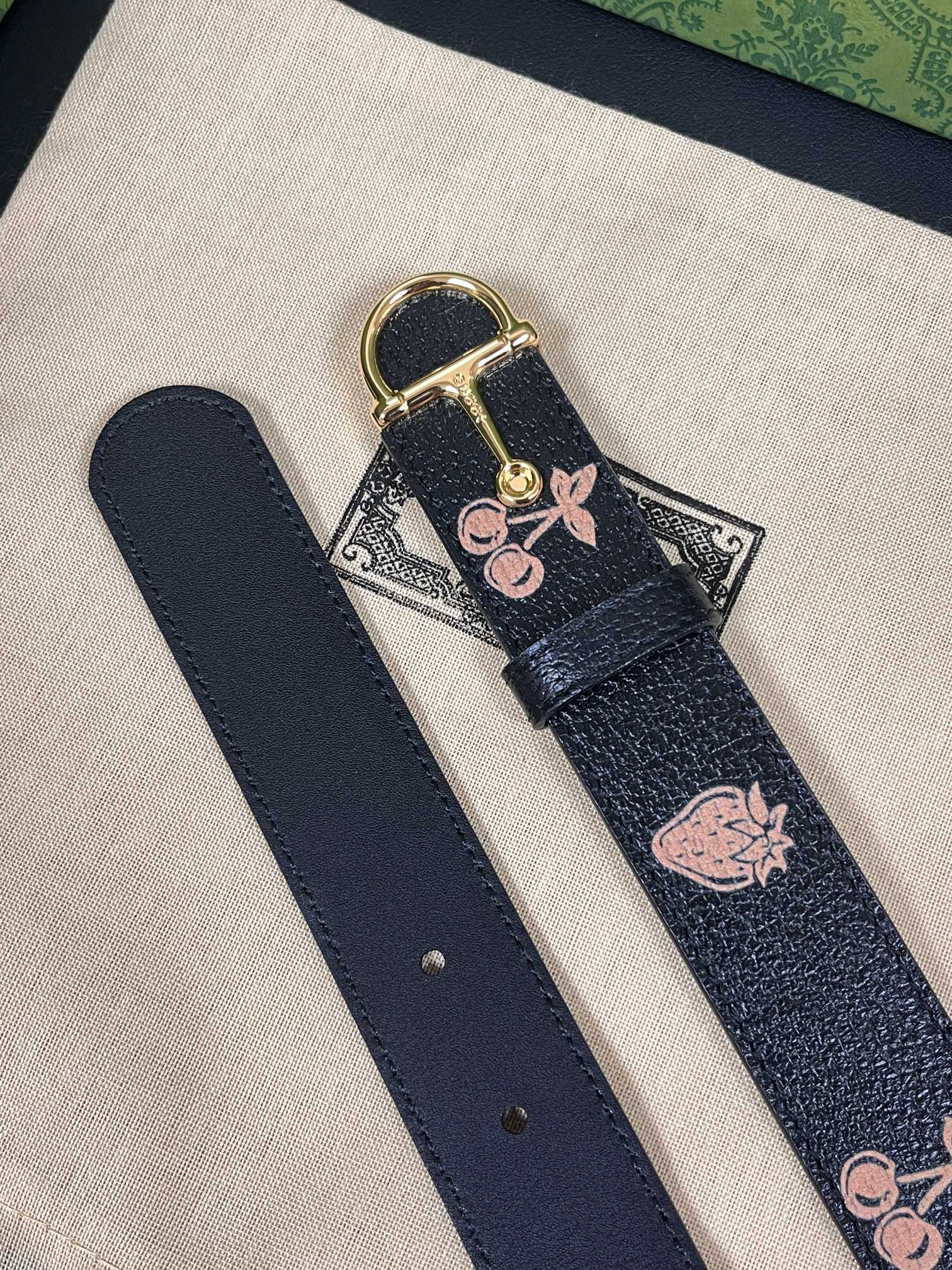 当季新款，春夏系列，品牌标志性的GG钻标识经重新诠释后，草莓，樱桃 印花黑色进口牛皮，以光彩夺目的调呈现