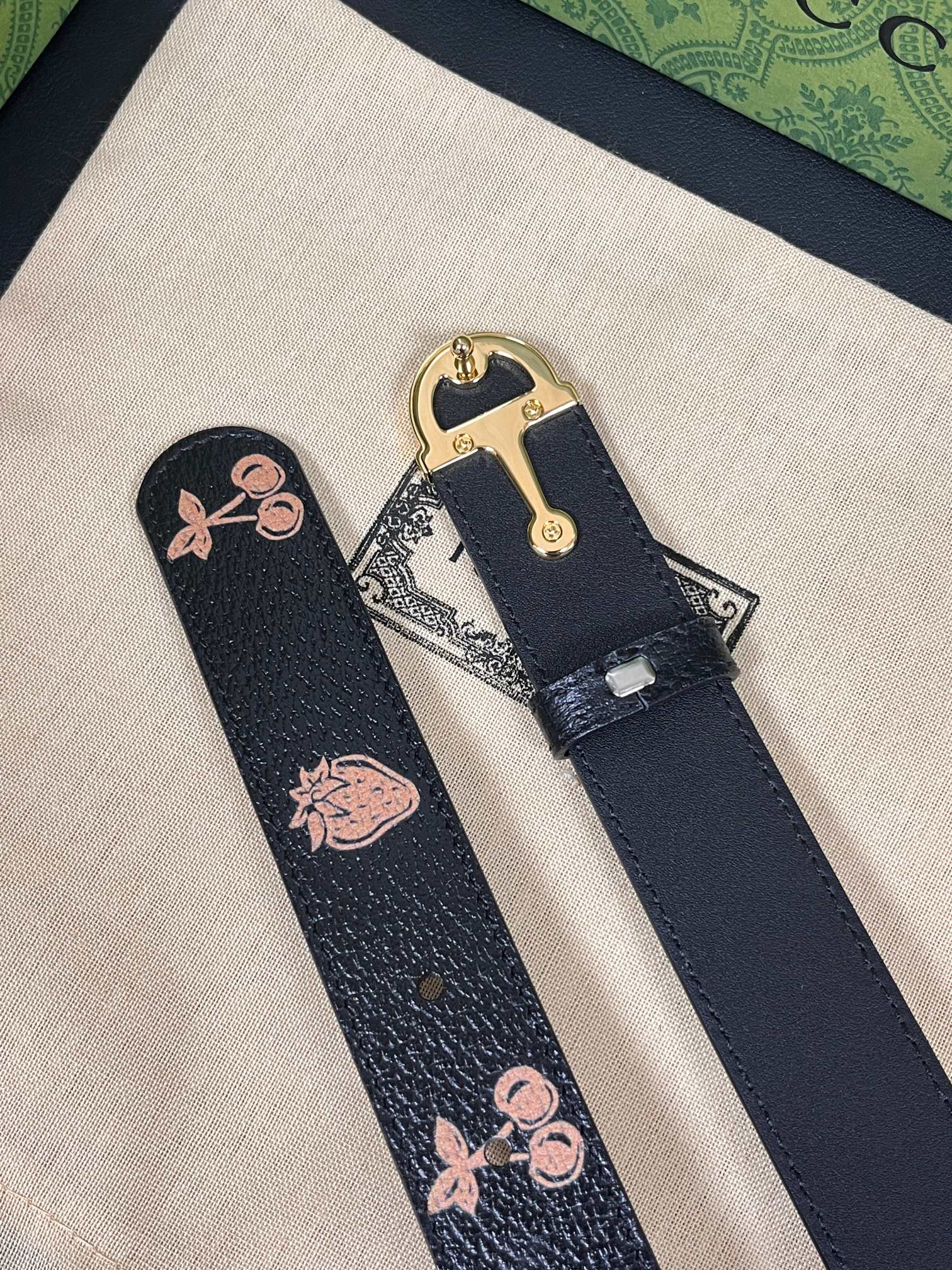 当季新款，春夏系列，品牌标志性的GG钻标识经重新诠释后，草莓，樱桃 印花黑色进口牛皮，以光彩夺目的调呈现