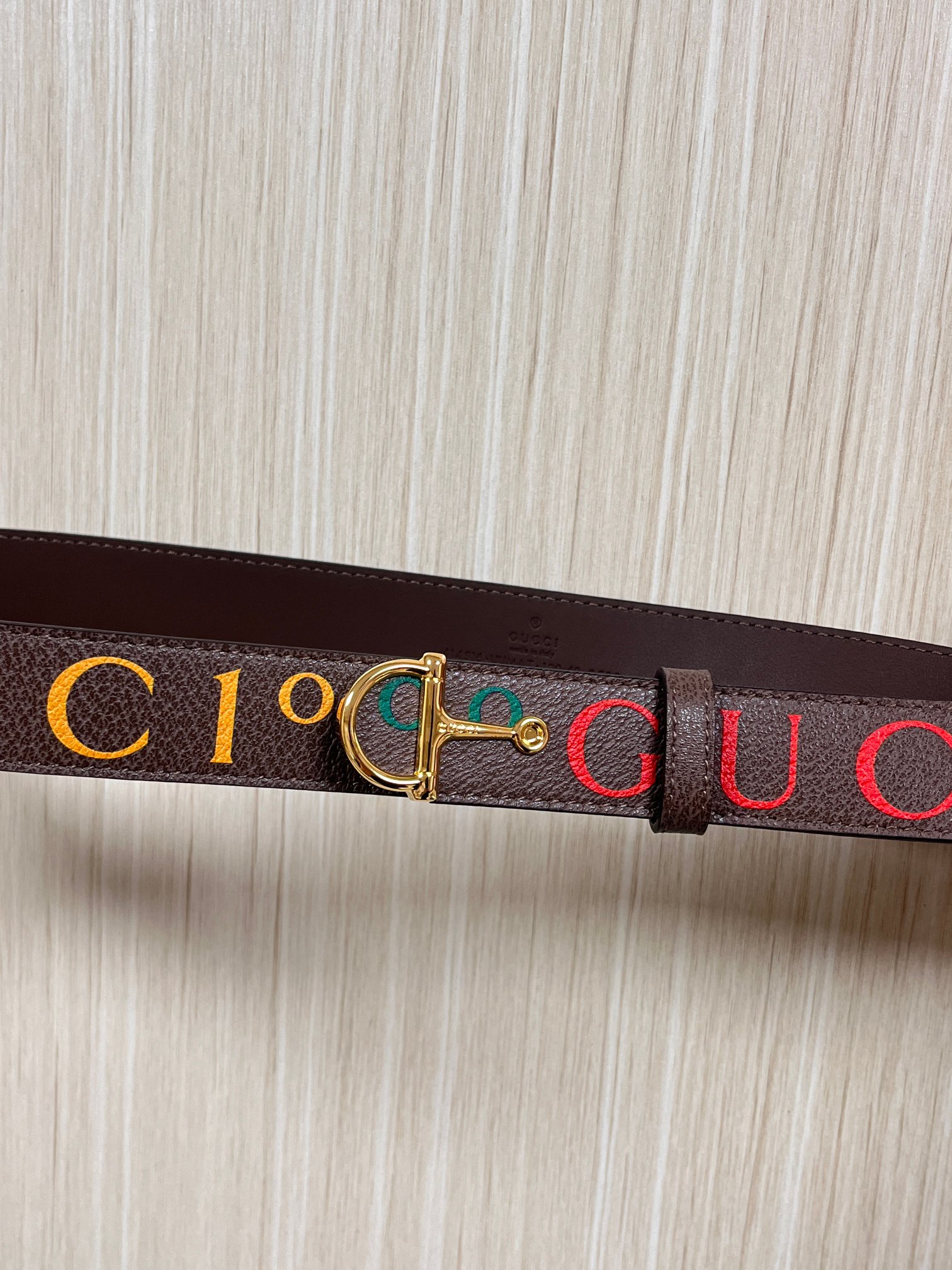 当季新款，春夏系列，品牌标志性的GG钻标识经重新诠释后，草莓，樱桃 印花咖色进口牛皮，以光彩夺目的调呈现