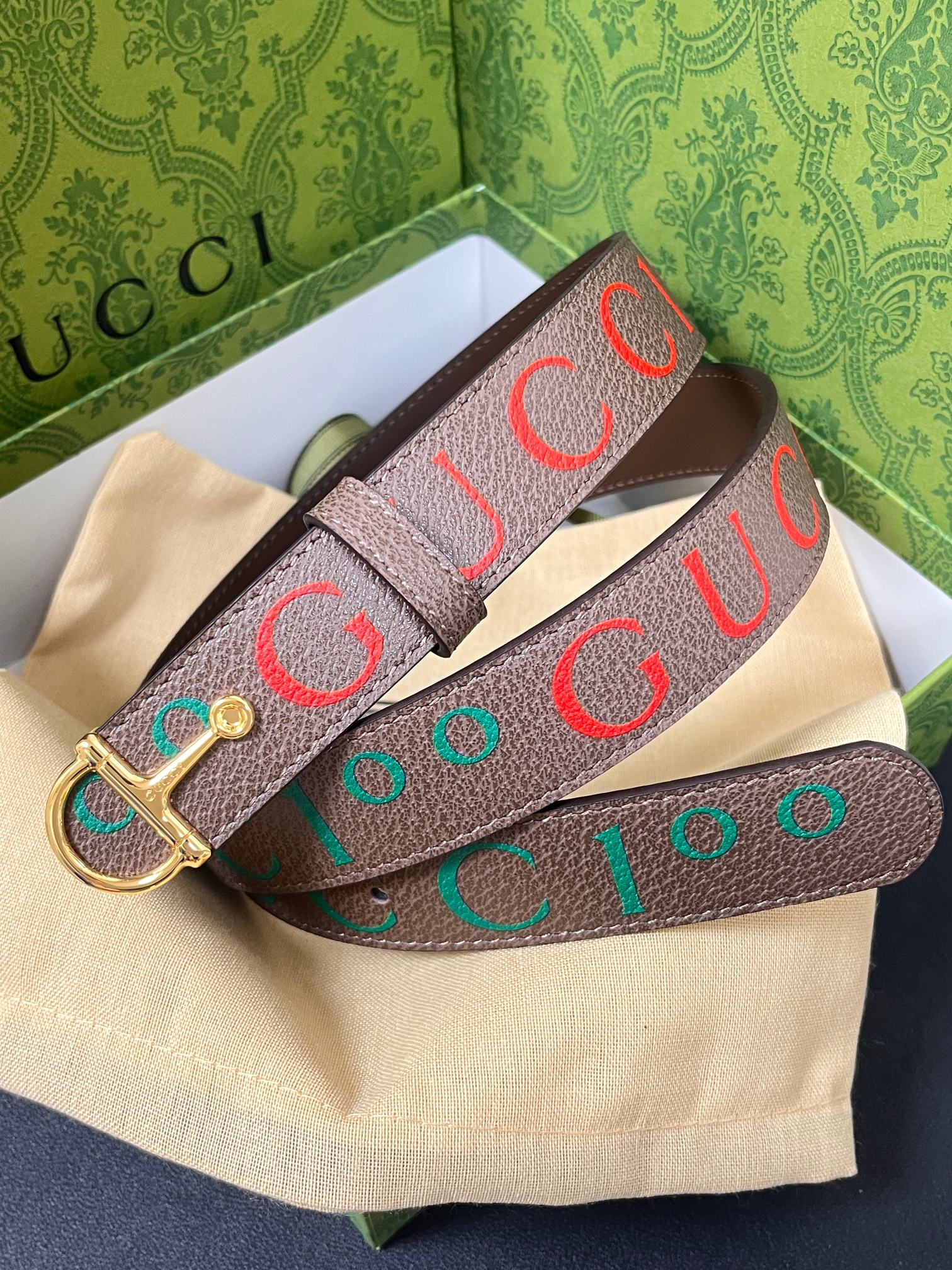 当季新款，春夏系列，品牌标志性的GG钻标识经重新诠释后，草莓，樱桃 印花咖色进口牛皮，以光彩夺目的调呈现