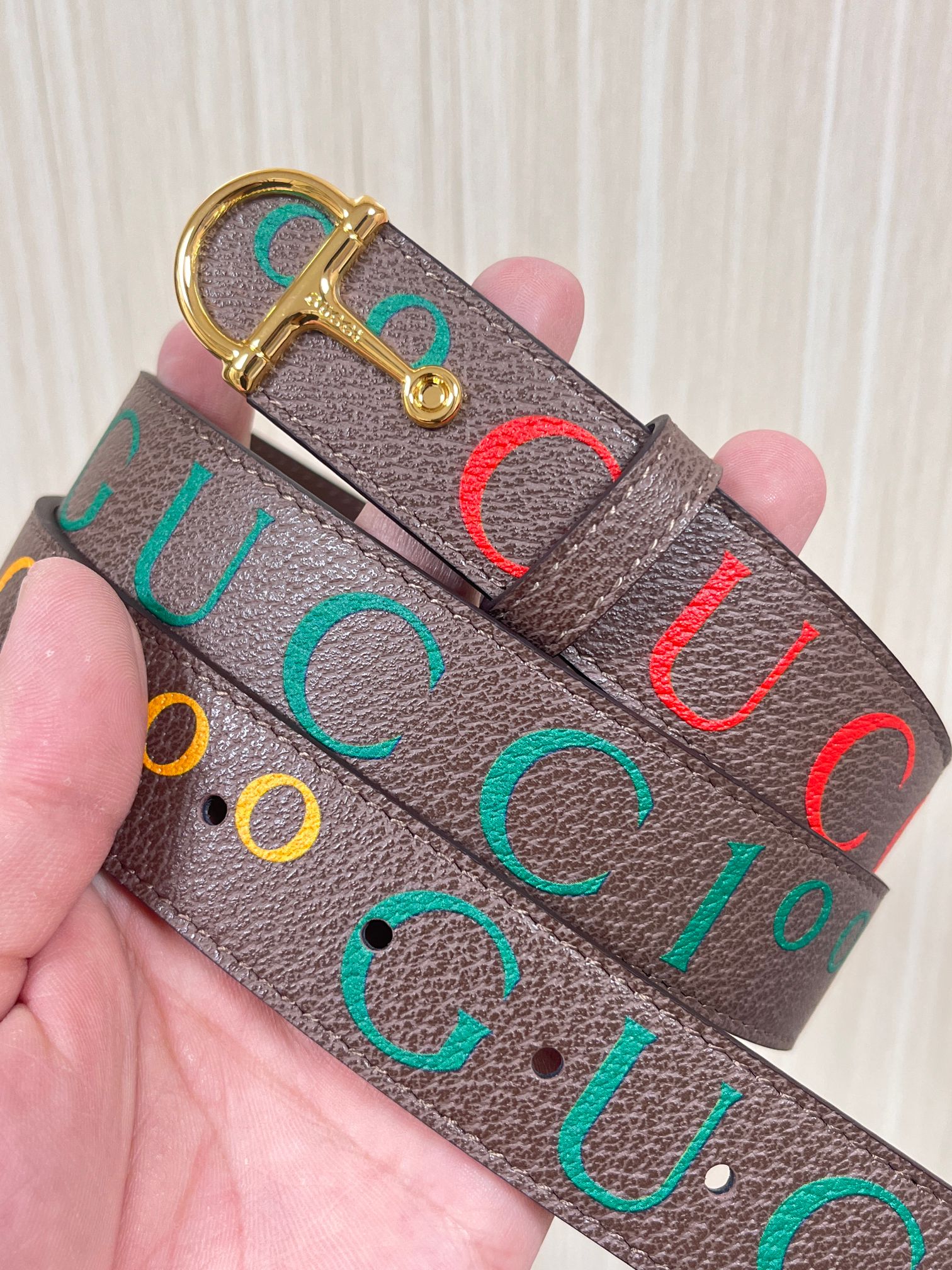 当季新款，春夏系列，品牌标志性的GG钻标识经重新诠释后，草莓，樱桃 印花咖色进口牛皮，以光彩夺目的调呈现