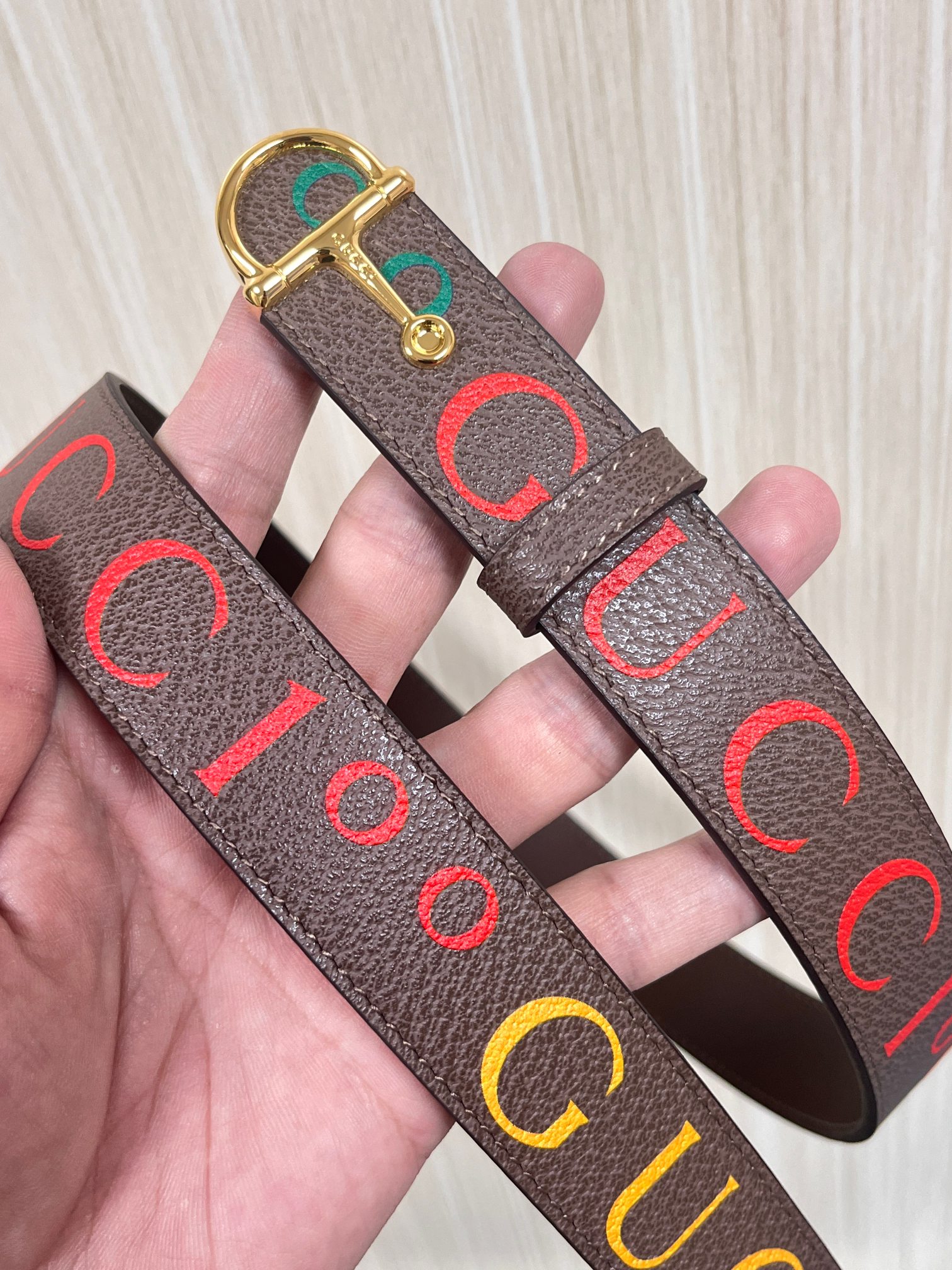 当季新款，春夏系列，品牌标志性的GG钻标识经重新诠释后，草莓，樱桃 印花咖色进口牛皮，以光彩夺目的调呈现