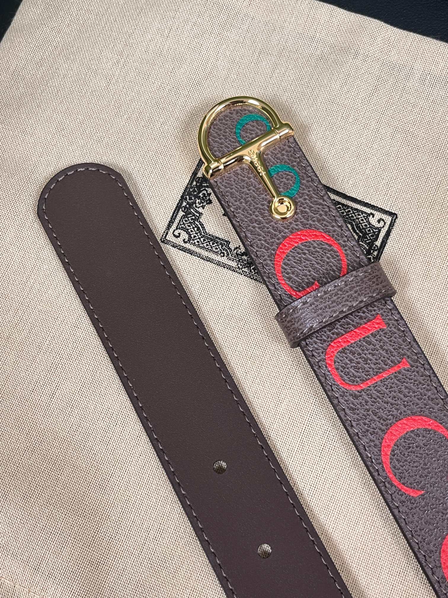 当季新款，春夏系列，品牌标志性的GG钻标识经重新诠释后，草莓，樱桃 印花咖色进口牛皮，以光彩夺目的调呈现