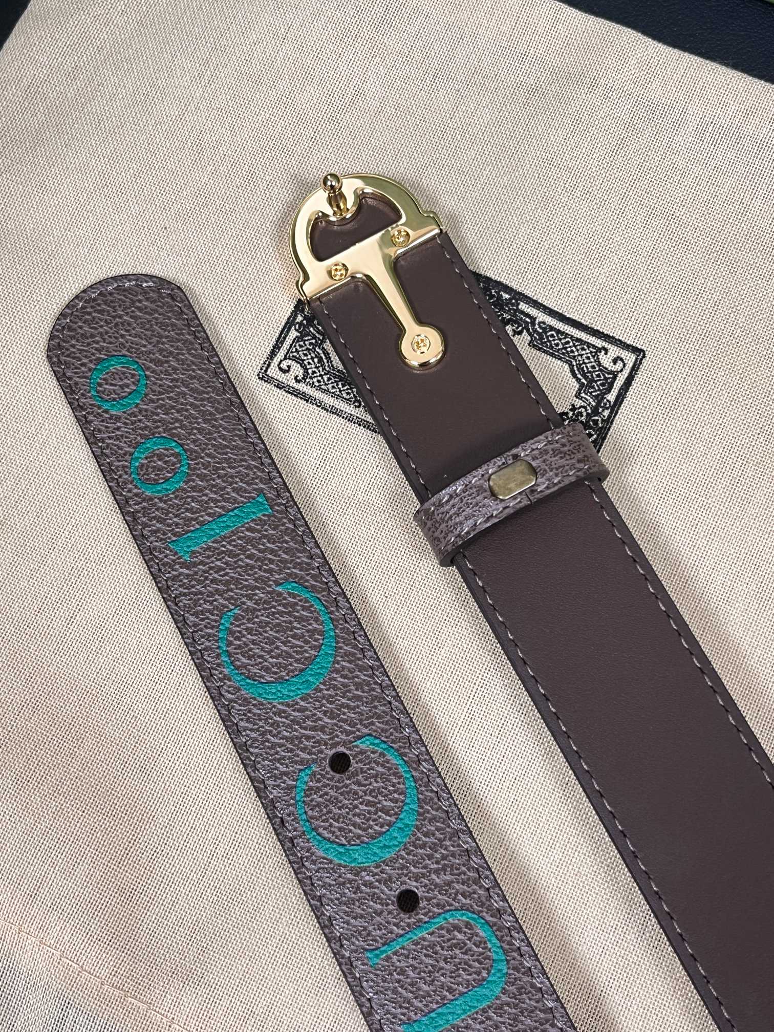 当季新款，春夏系列，品牌标志性的GG钻标识经重新诠释后，草莓，樱桃 印花咖色进口牛皮，以光彩夺目的调呈现