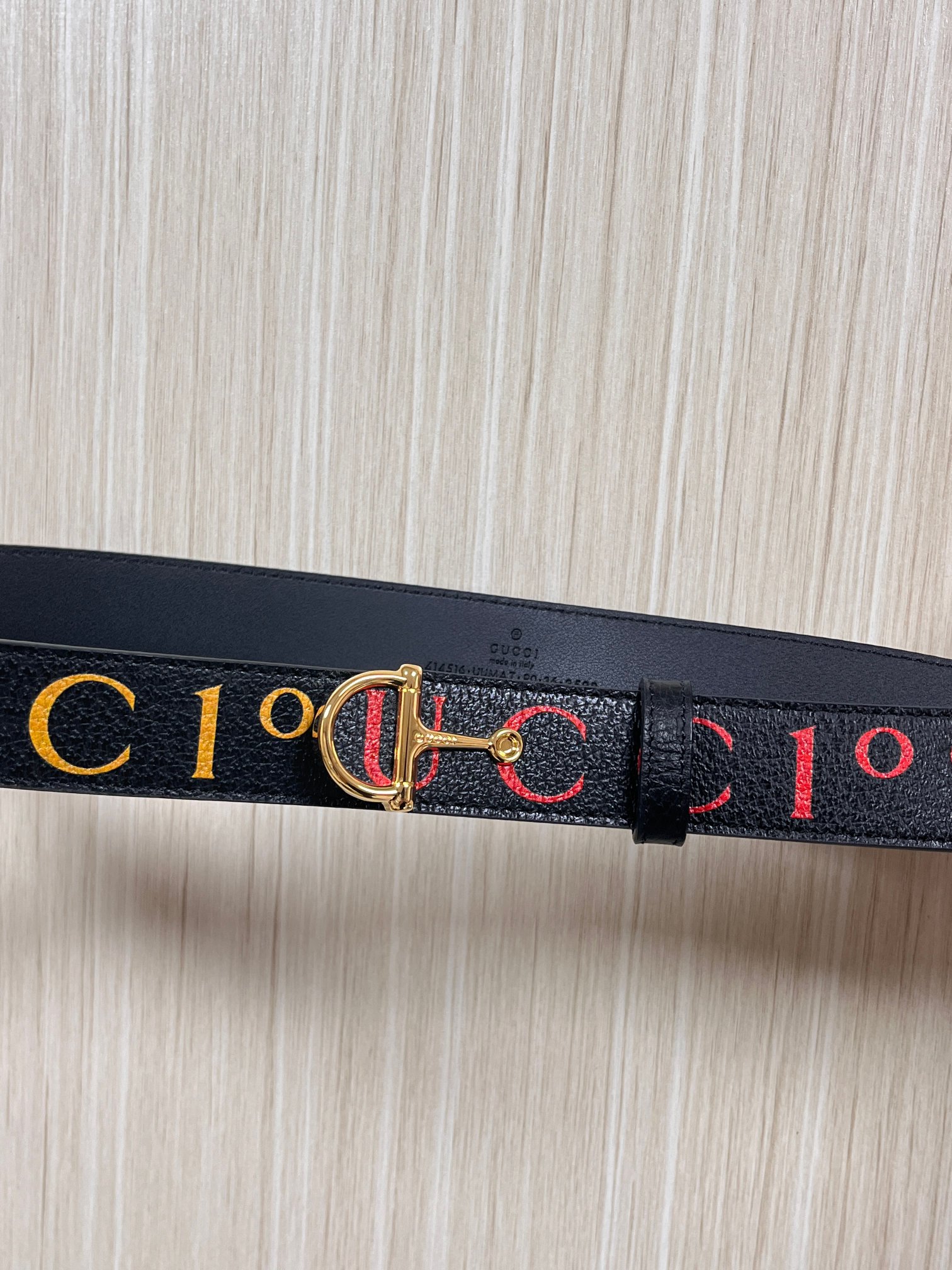 当季新款，春夏系列，品牌标志性的GG钻标识经重新诠释后，草莓，樱桃 印花黑色进口牛皮，以光彩夺目的调呈现