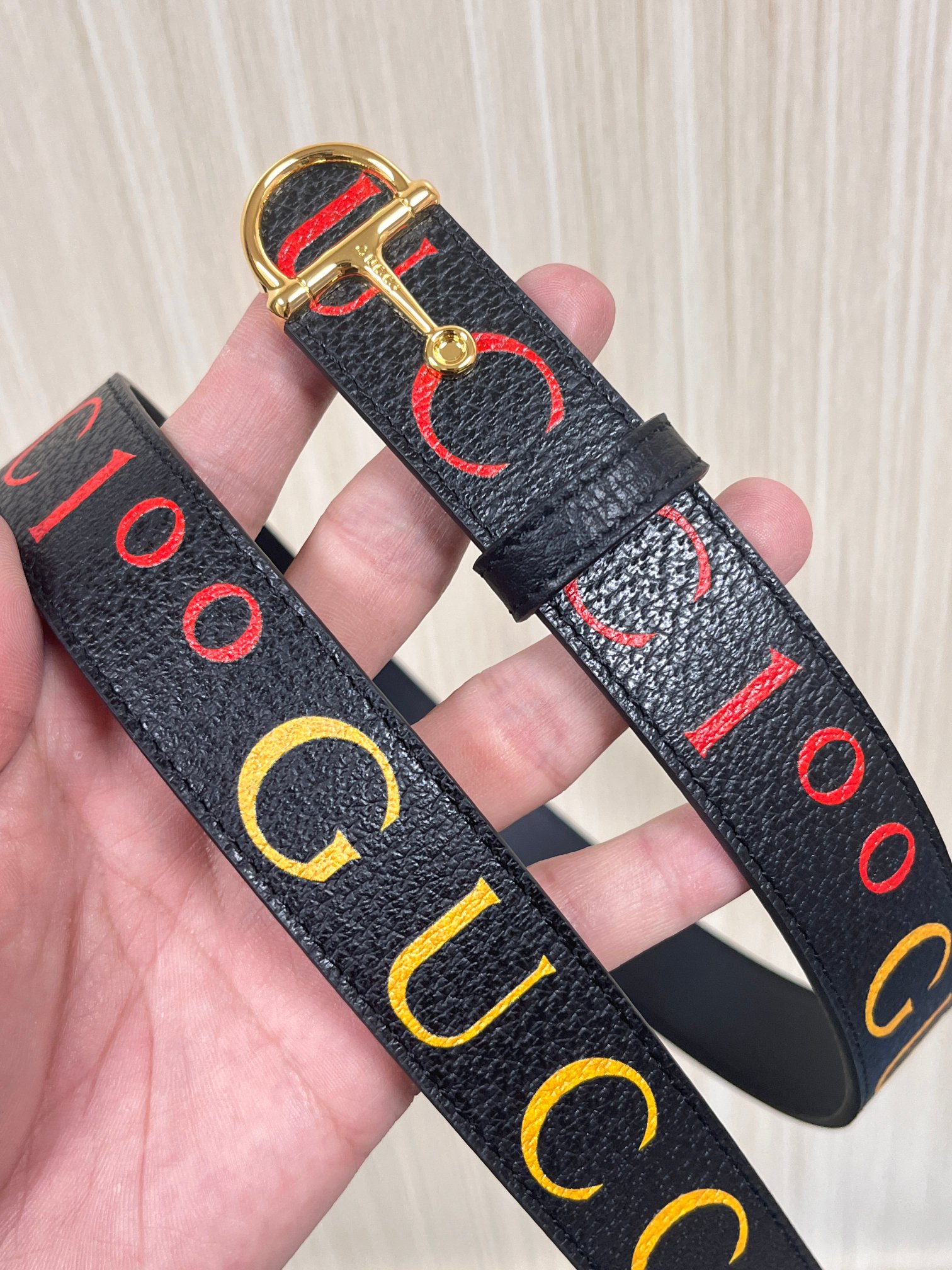 当季新款，春夏系列，品牌标志性的GG钻标识经重新诠释后，草莓，樱桃 印花黑色进口牛皮，以光彩夺目的调呈现