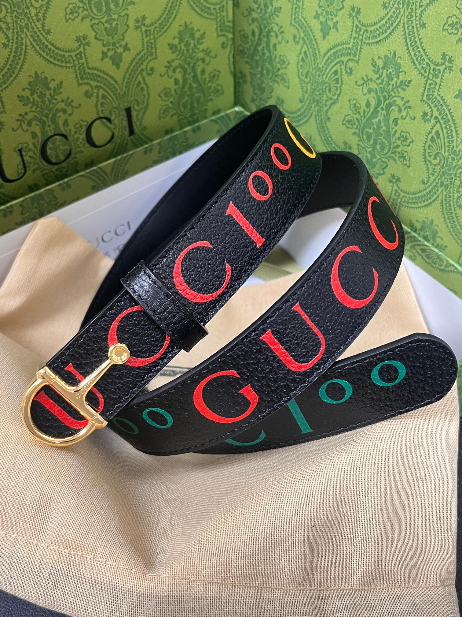 当季新款，春夏系列，品牌标志性的GG钻标识经重新诠释后，草莓，樱桃 印花黑色进口牛皮，以光彩夺目的调呈现