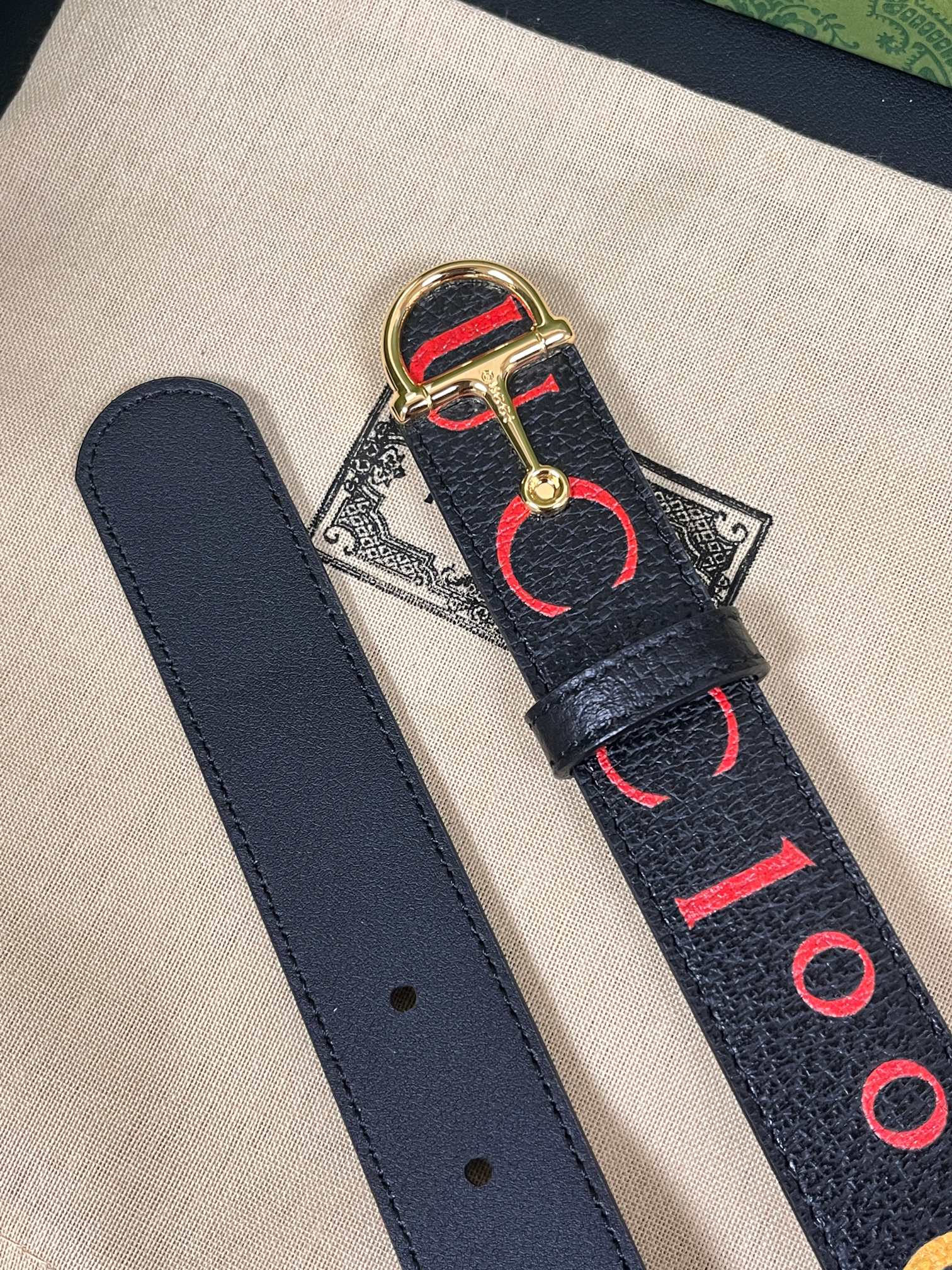 当季新款，春夏系列，品牌标志性的GG钻标识经重新诠释后，草莓，樱桃 印花黑色进口牛皮，以光彩夺目的调呈现