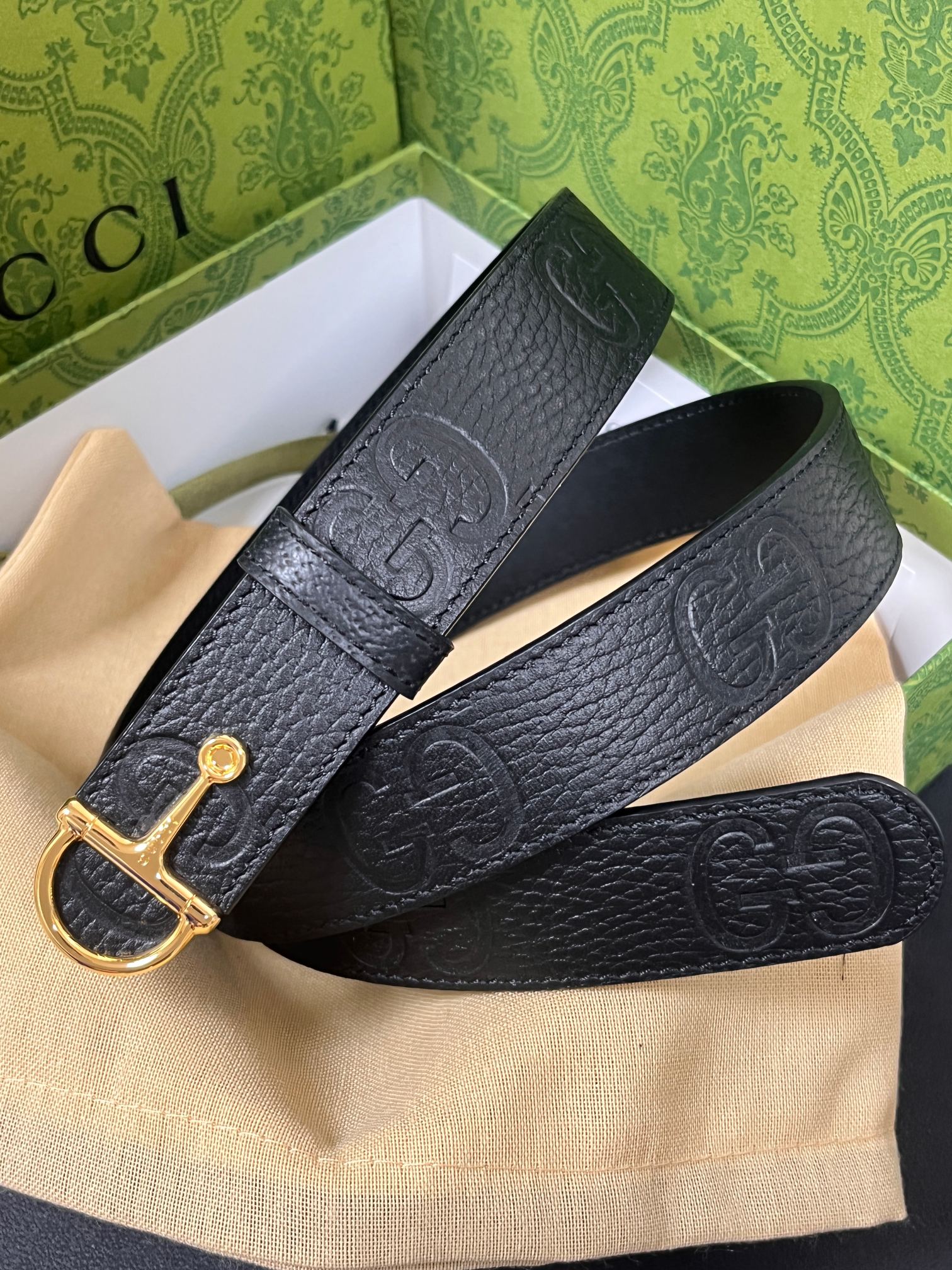 当季新款，春夏系列，品牌标志性的GG钻标识经重新诠释后，草莓，樱桃 印花黑色进口牛皮，以光彩夺目的调呈现