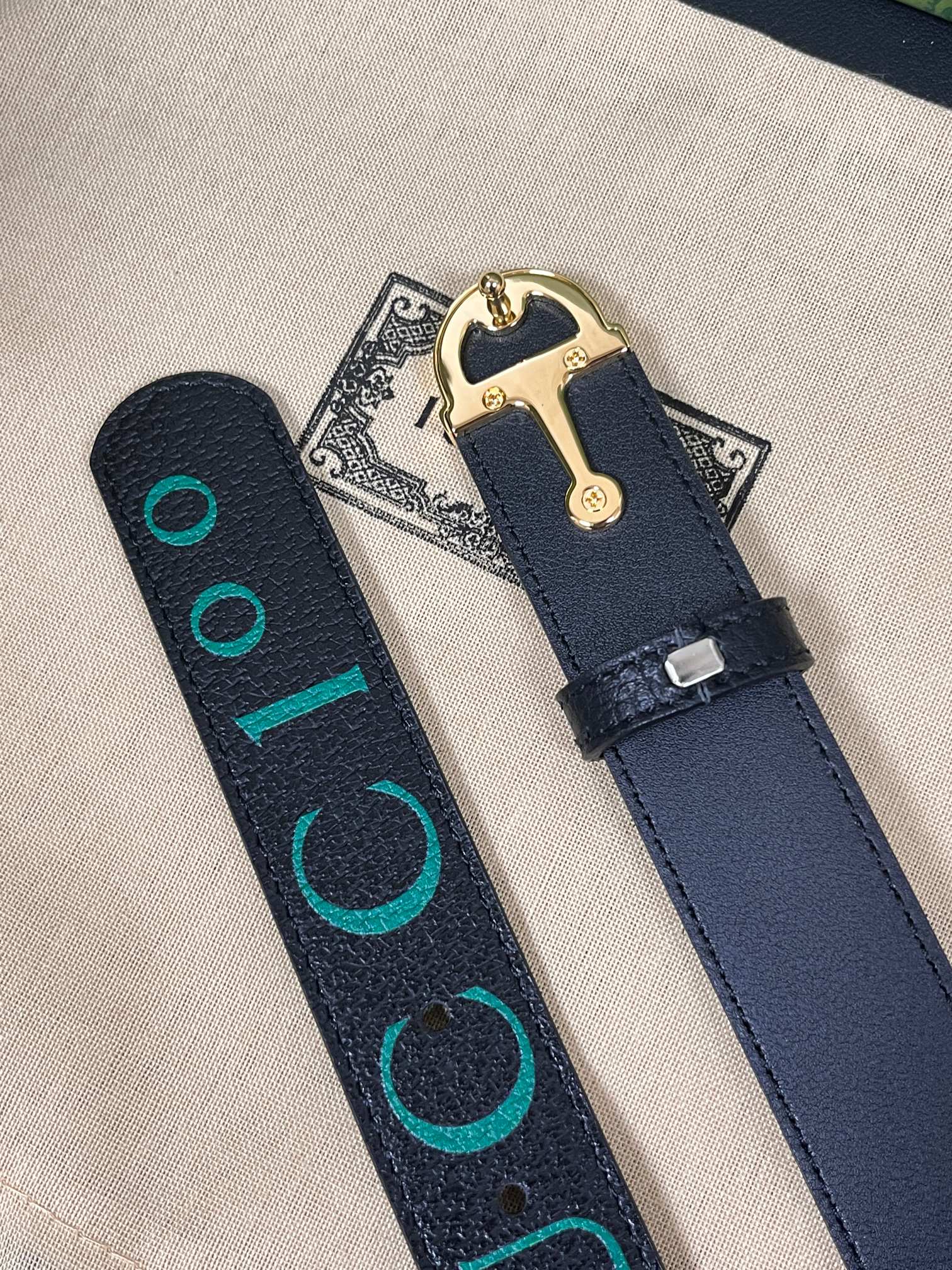 当季新款，春夏系列，品牌标志性的GG钻标识经重新诠释后，草莓，樱桃 印花黑色进口牛皮，以光彩夺目的调呈现