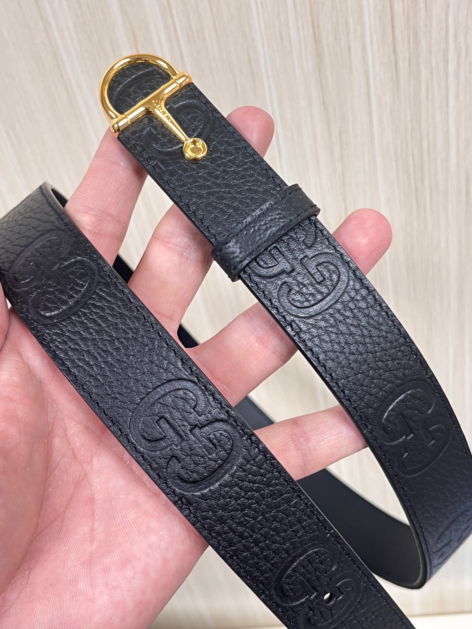 当季新款，春夏系列，品牌标志性的GG钻标识经重新诠释后，草莓，樱桃 印花黑色进口牛皮，以光彩夺目的调呈现