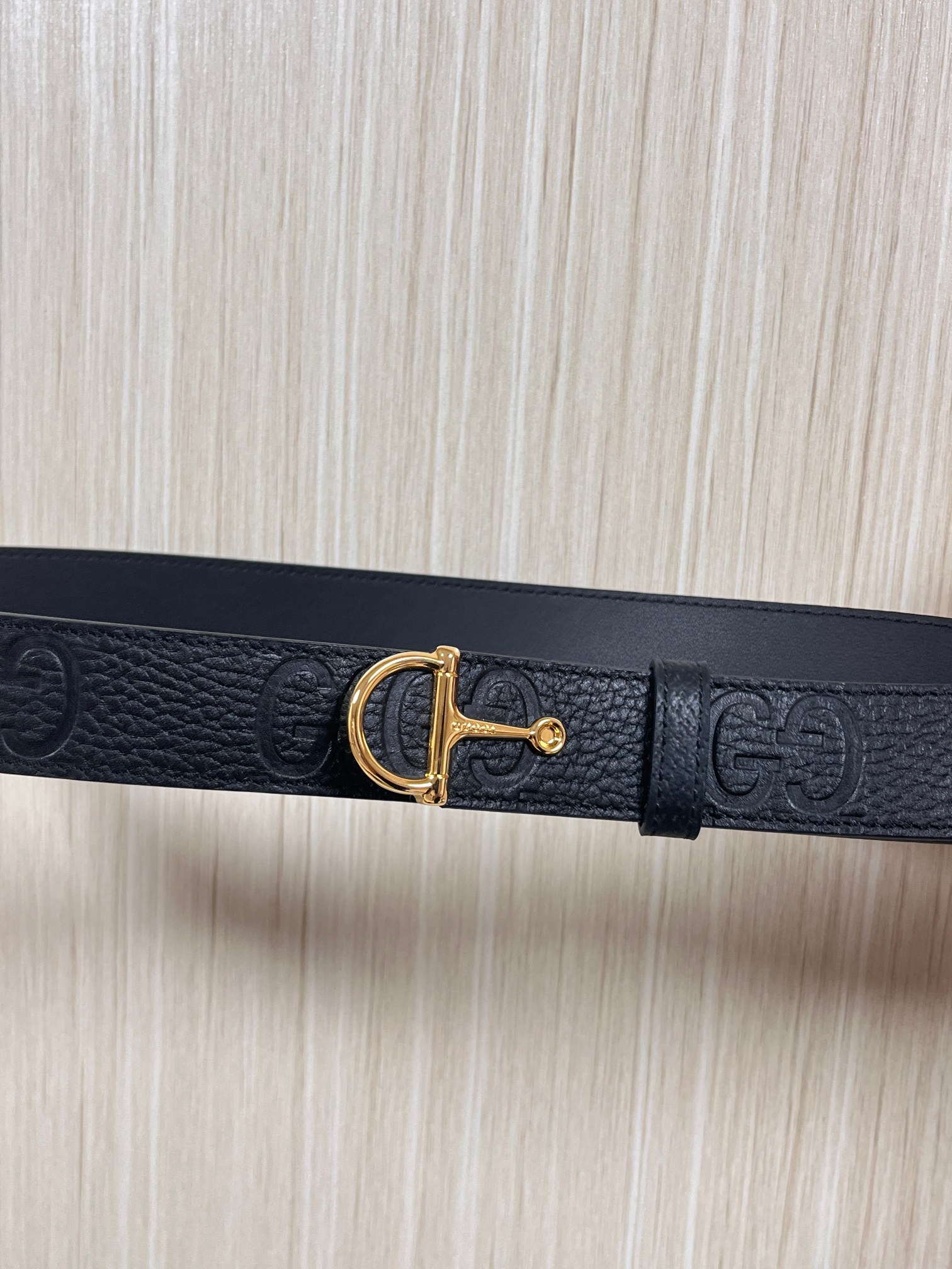 当季新款，春夏系列，品牌标志性的GG钻标识经重新诠释后，草莓，樱桃 印花黑色进口牛皮，以光彩夺目的调呈现