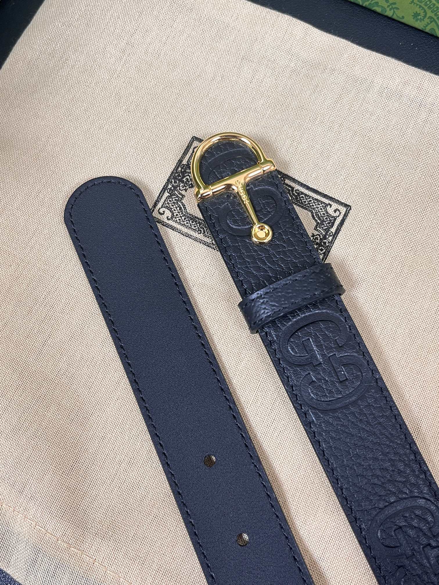 当季新款，春夏系列，品牌标志性的GG钻标识经重新诠释后，草莓，樱桃 印花黑色进口牛皮，以光彩夺目的调呈现